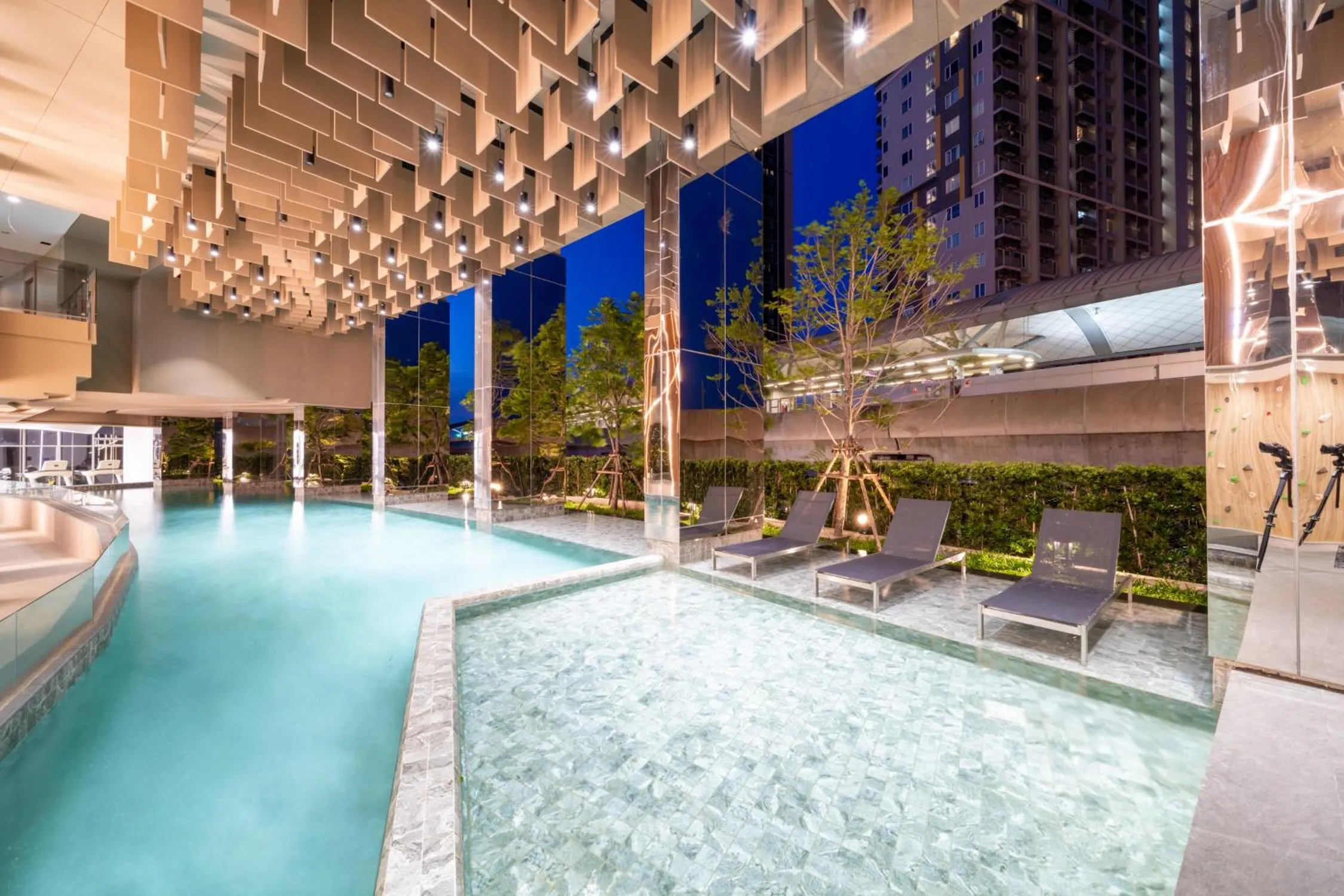 Swimming pool in Oakwood Suites Tiwanon Bangkok