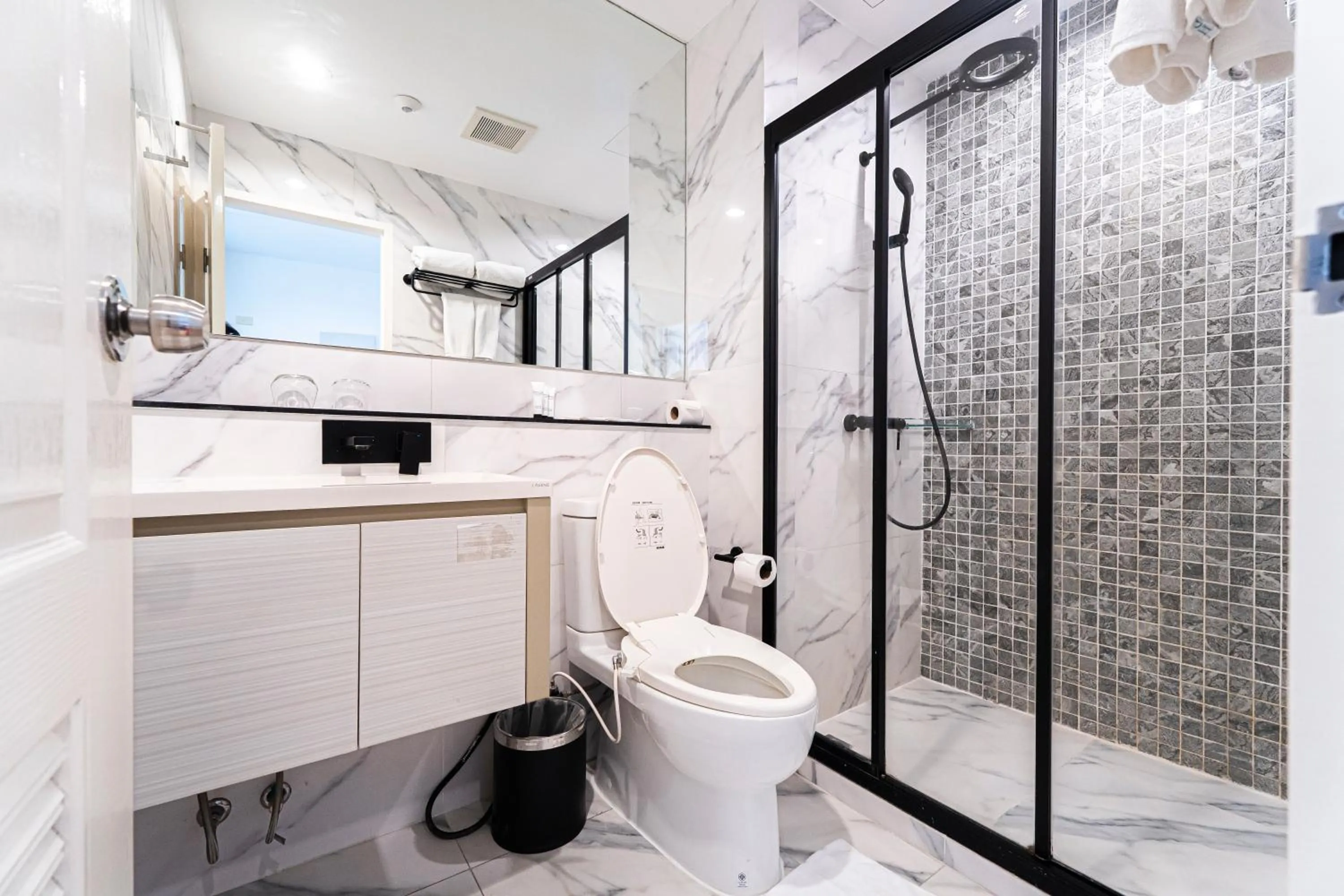 Oakwood Suites Tiwanon Bangkok