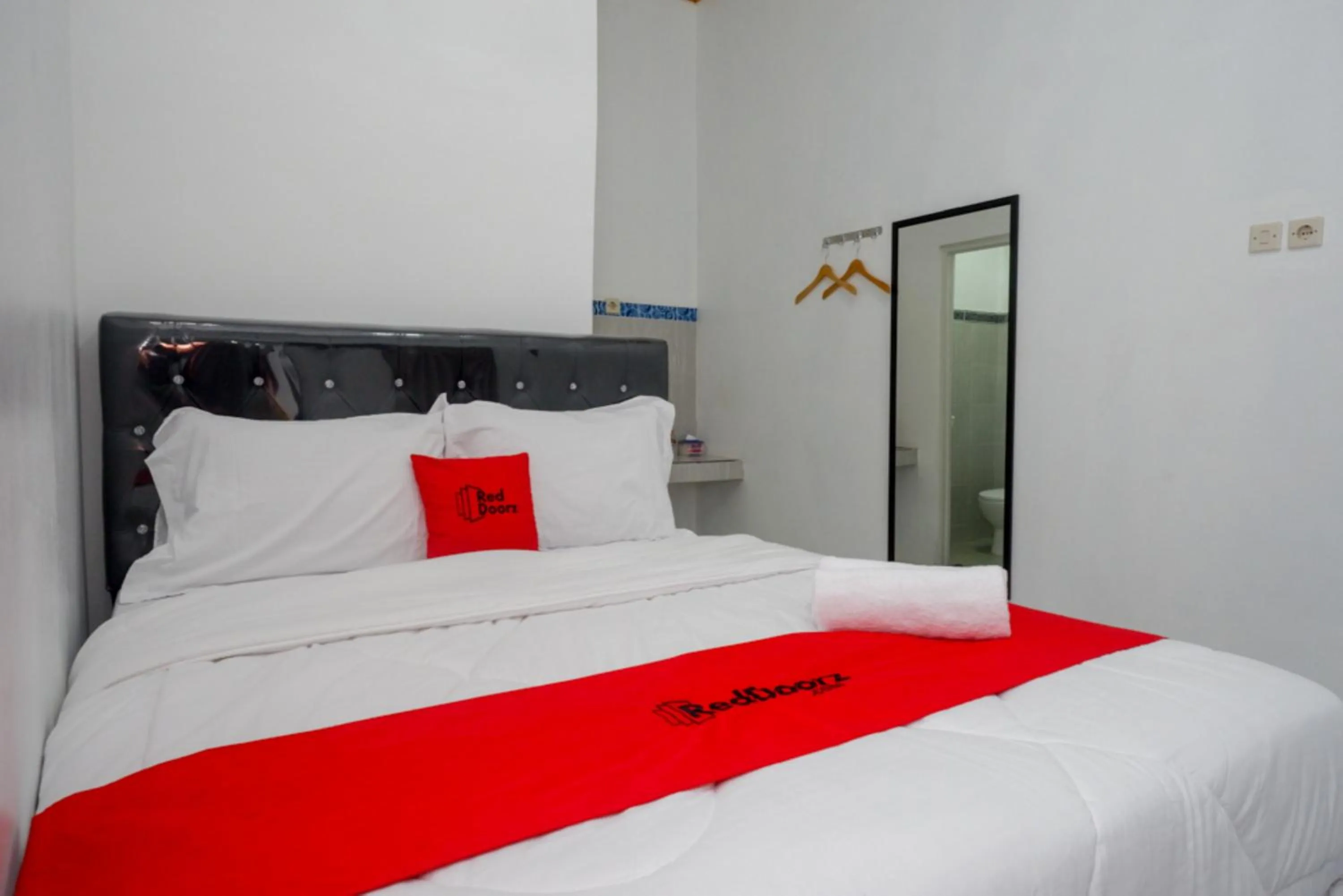 Bedroom, Bed in RedDoorz near Universitas Semarang 2