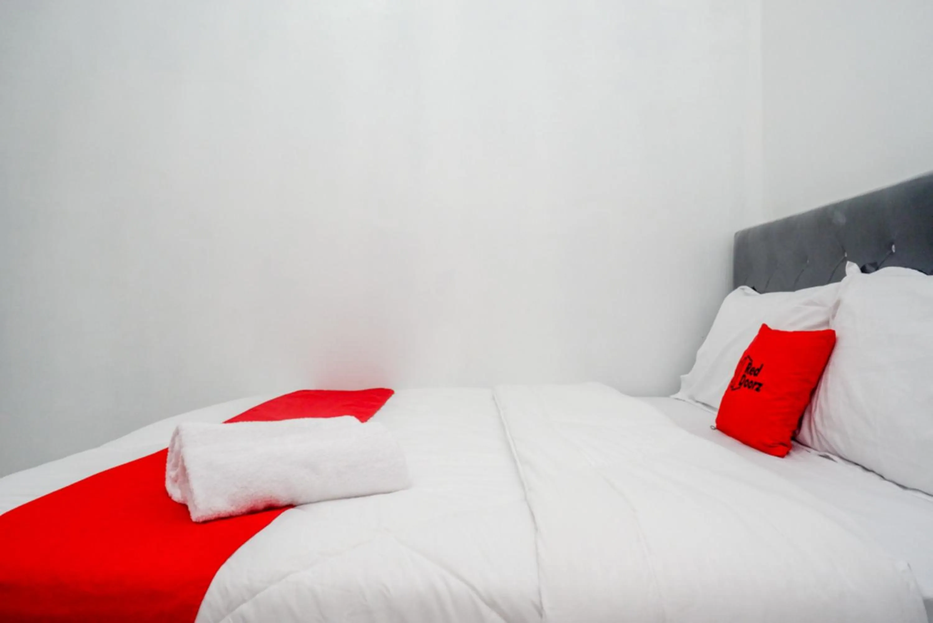 Bedroom, Bed in RedDoorz near Universitas Semarang 2