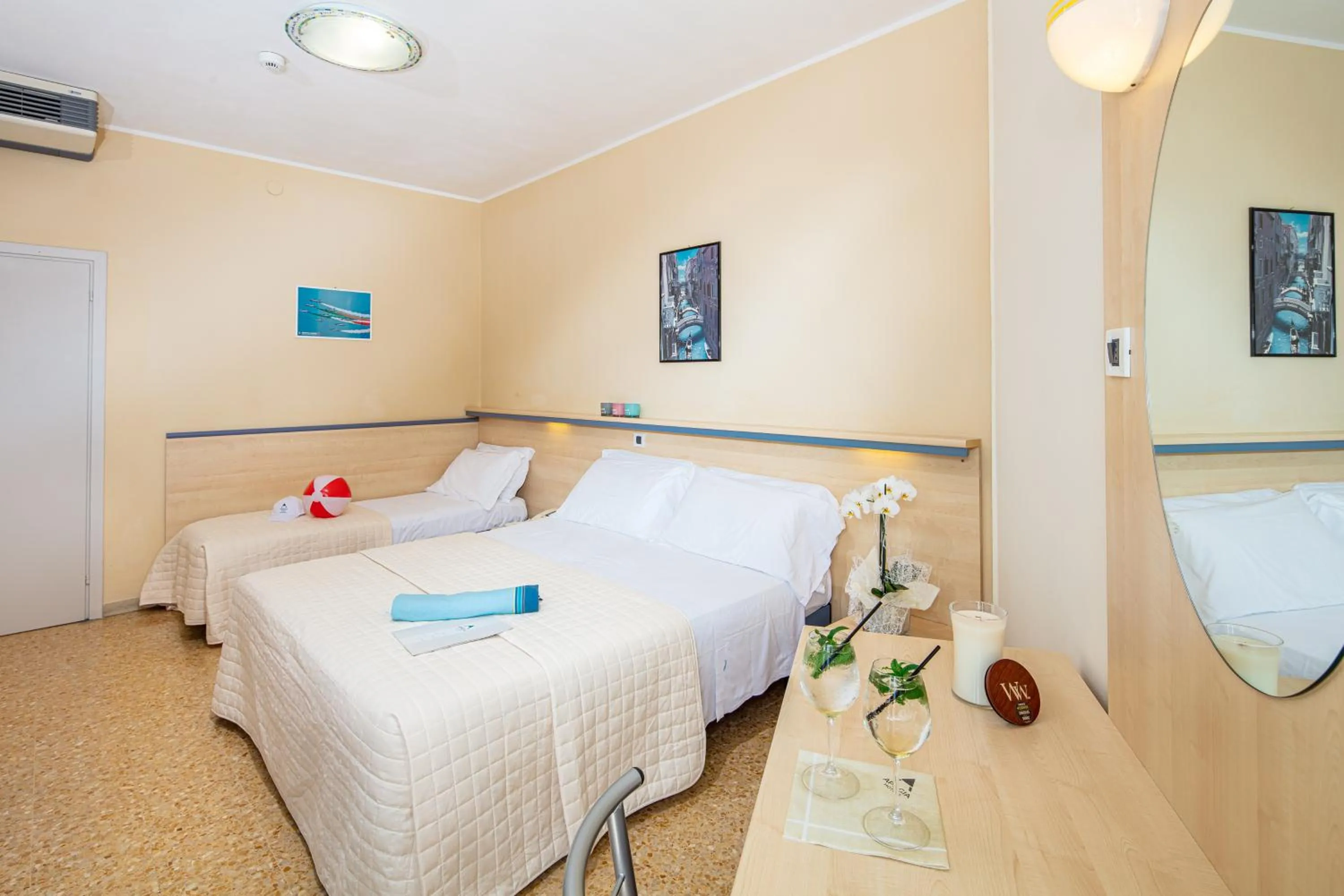 Restaurant/places to eat, Bed in Hotel Condor