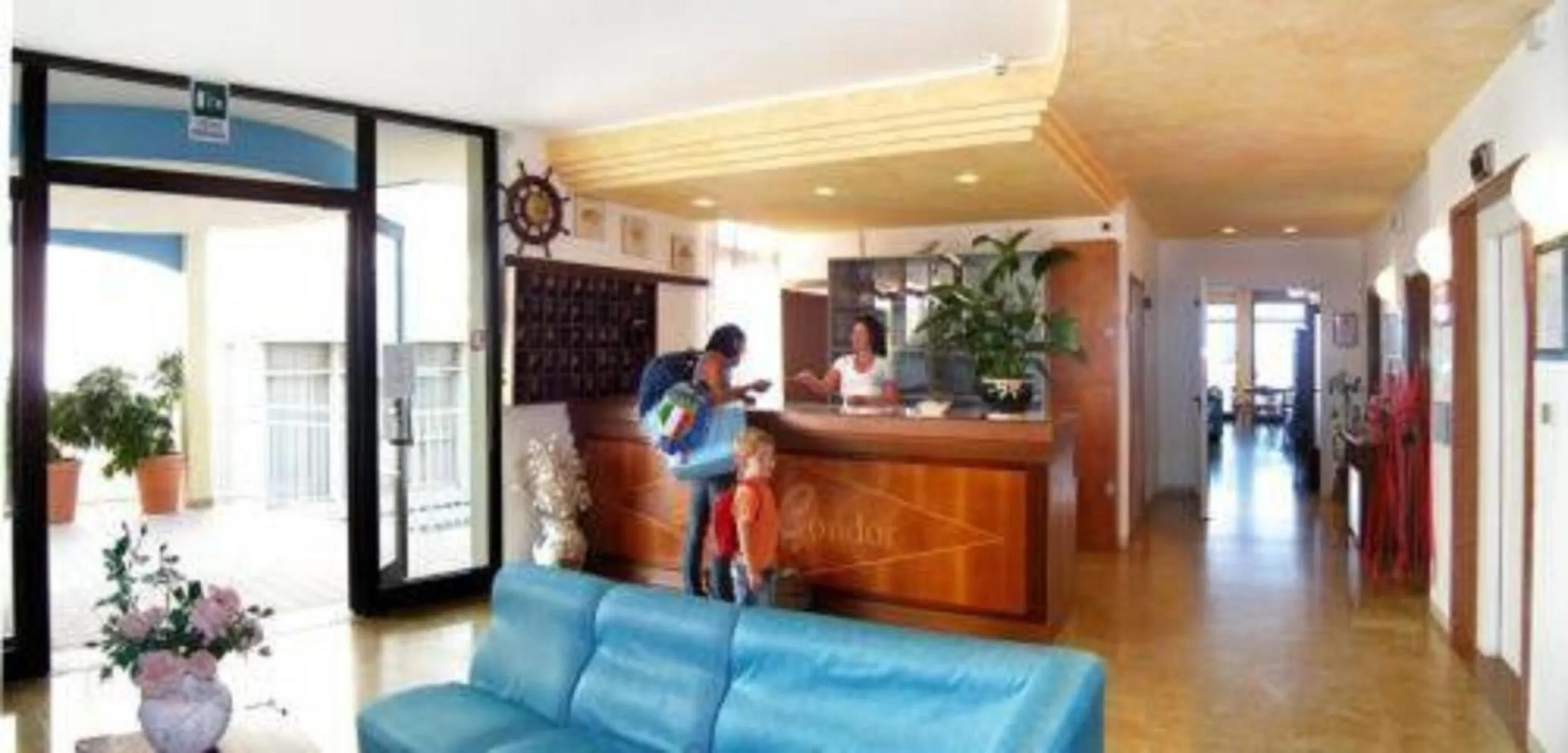 Facade/entrance in Hotel Condor