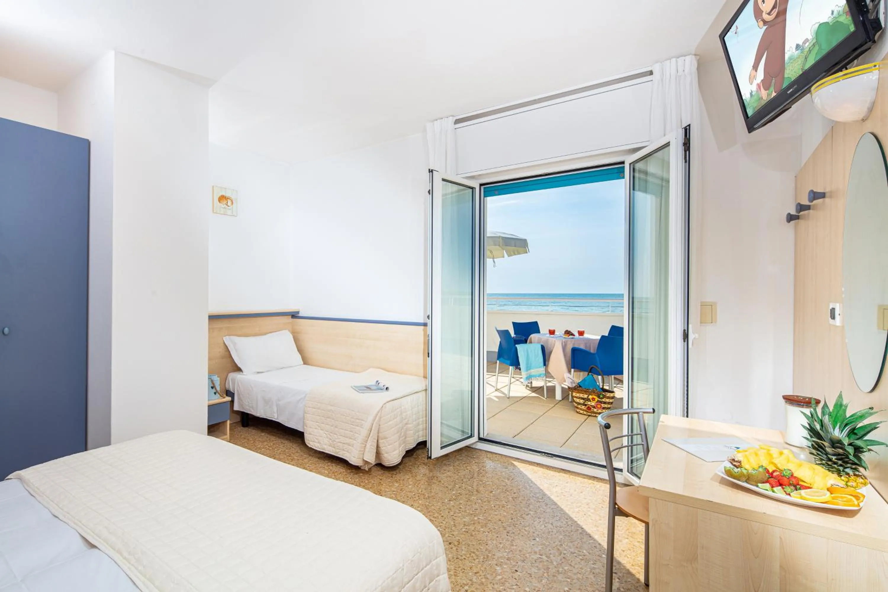 Property building, Bed in Hotel Condor