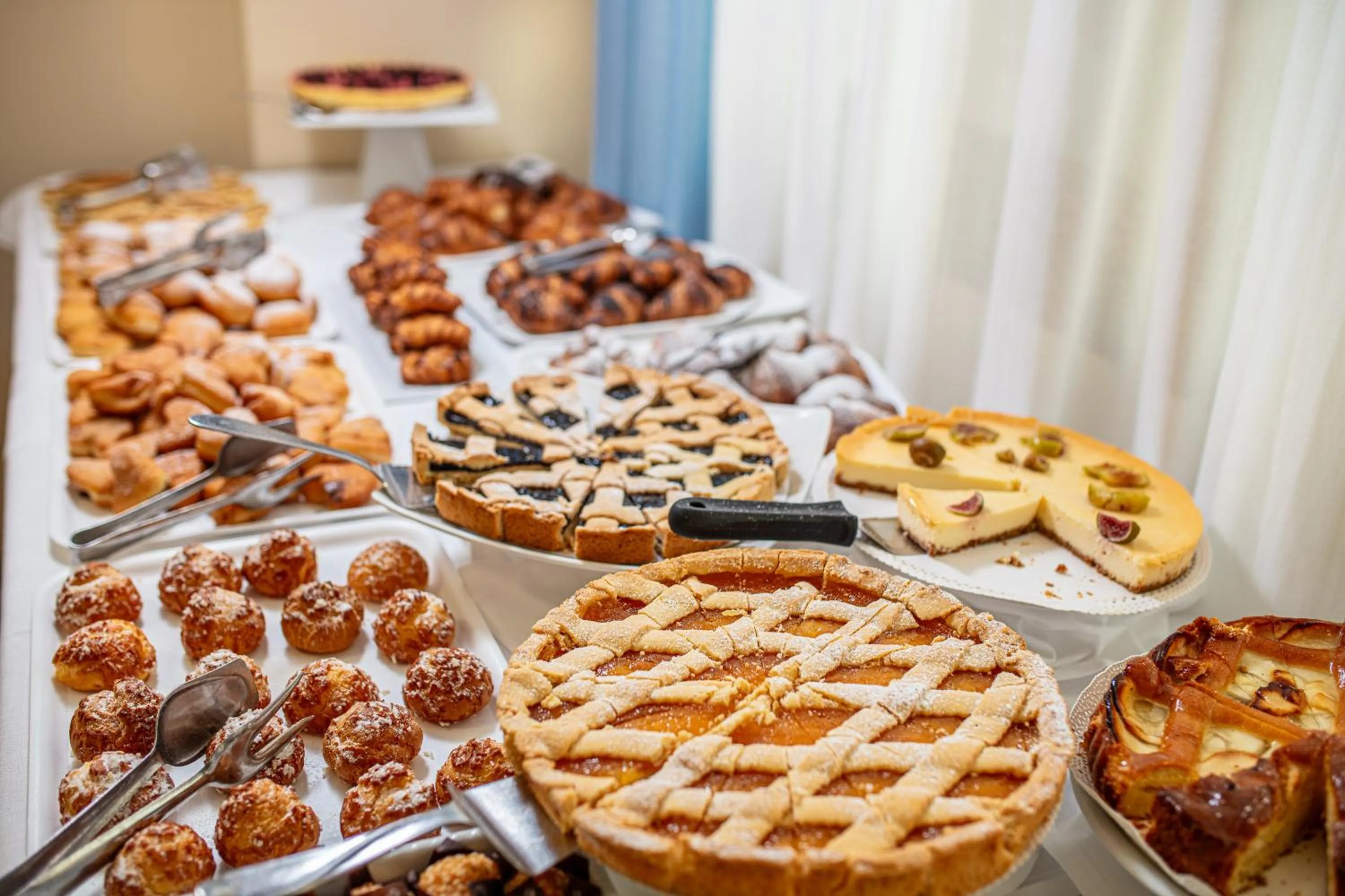 Restaurant/places to eat in Hotel Condor