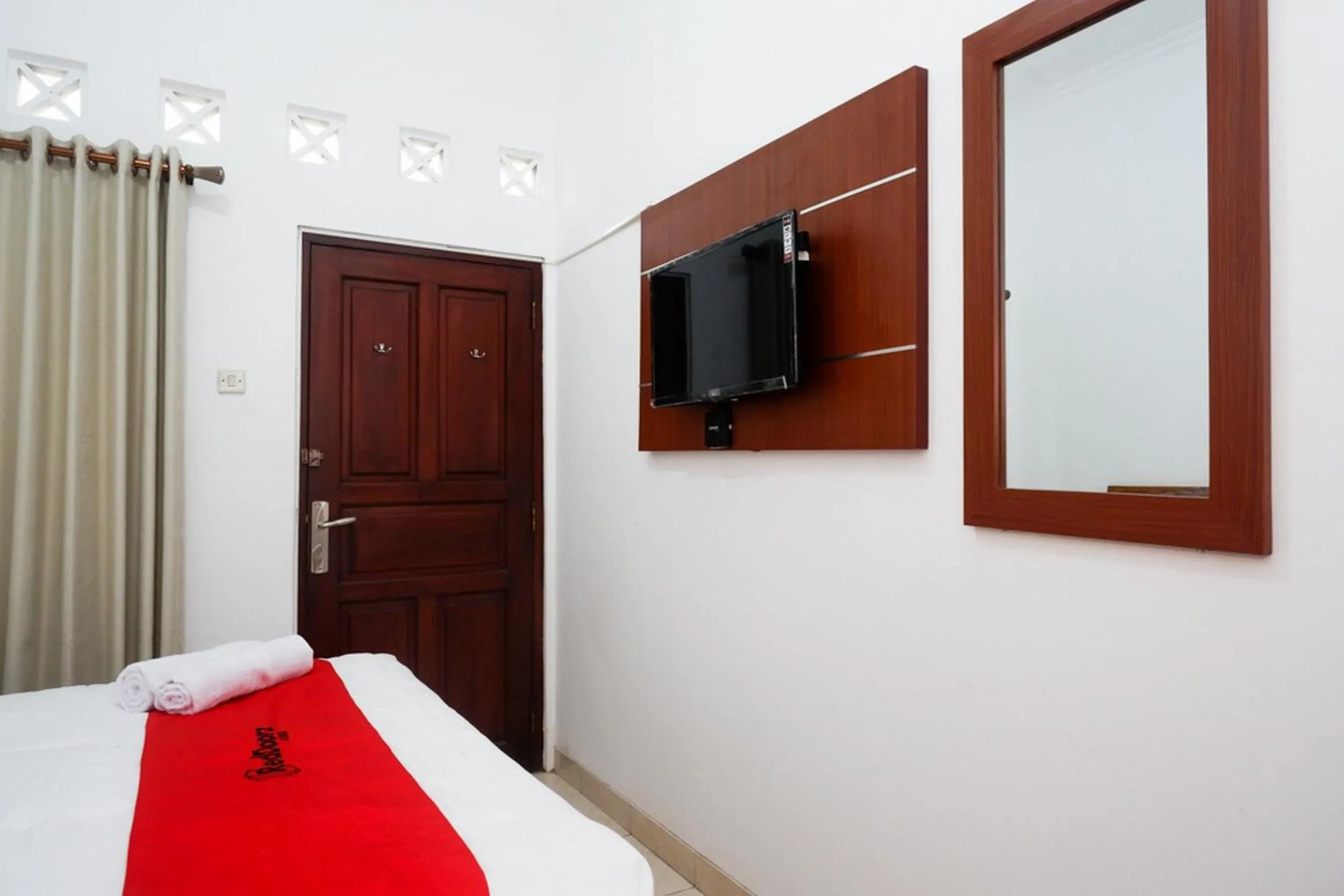 Bedroom, Bed in RedDoorz Syariah near Exit Tol Krapyak Semarang