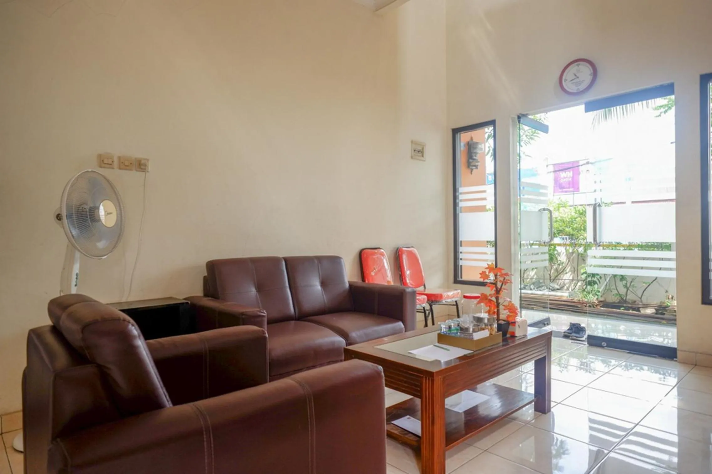 Lobby or reception in RedDoorz Syariah near Exit Tol Krapyak Semarang