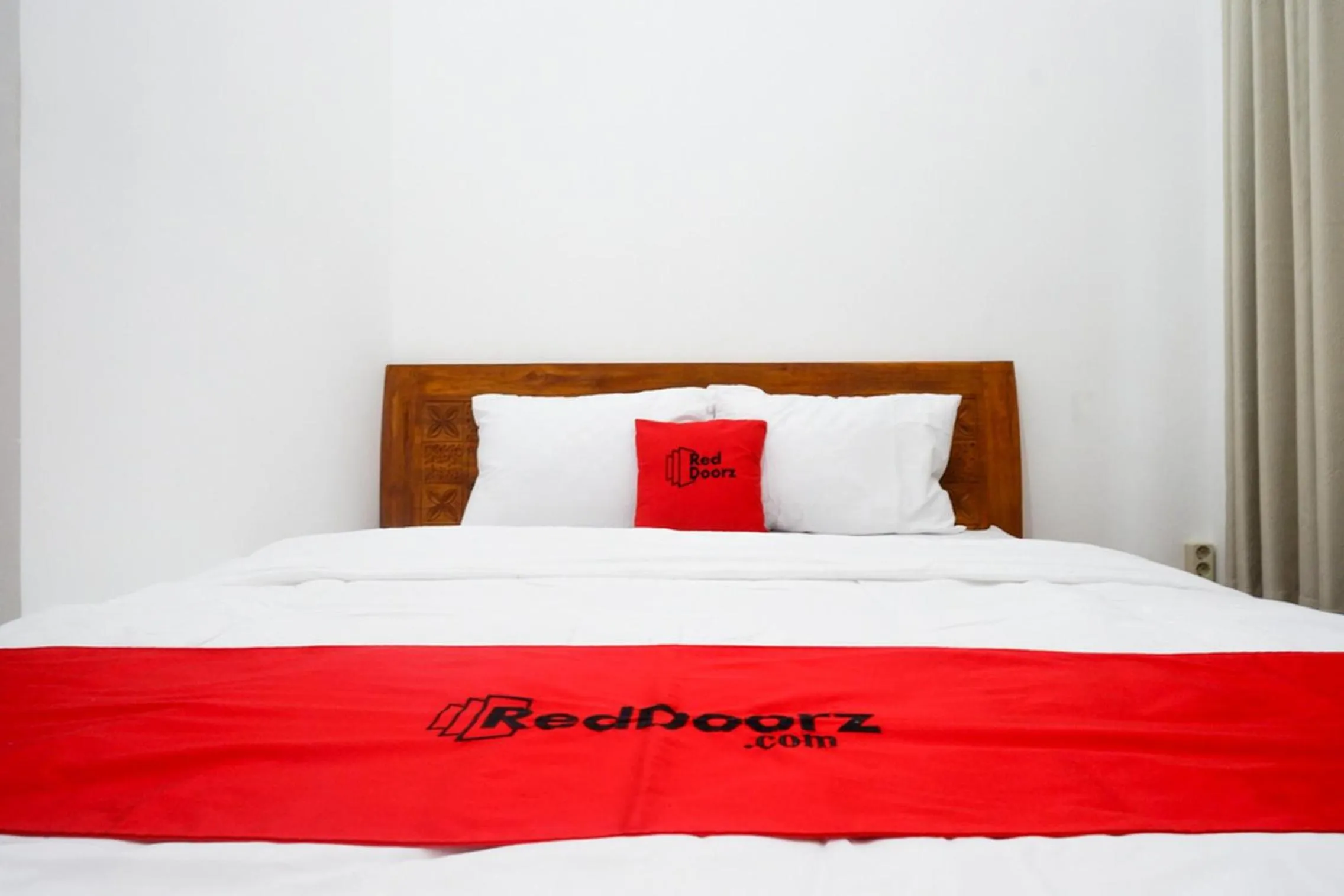 Bedroom, Bed in RedDoorz Syariah near Exit Tol Krapyak Semarang