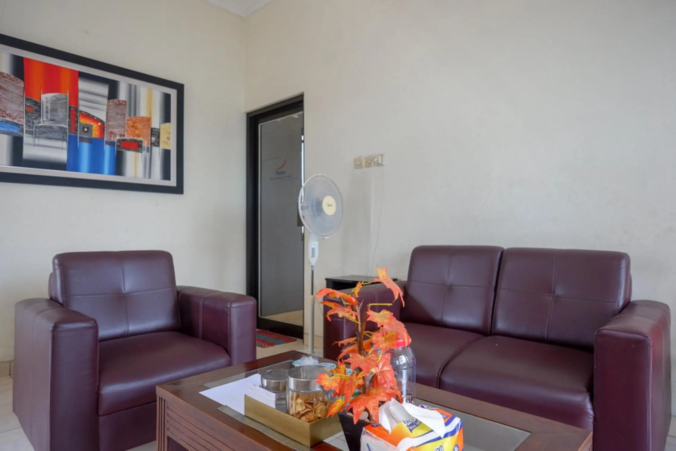 Seating area in RedDoorz Syariah near Exit Tol Krapyak Semarang