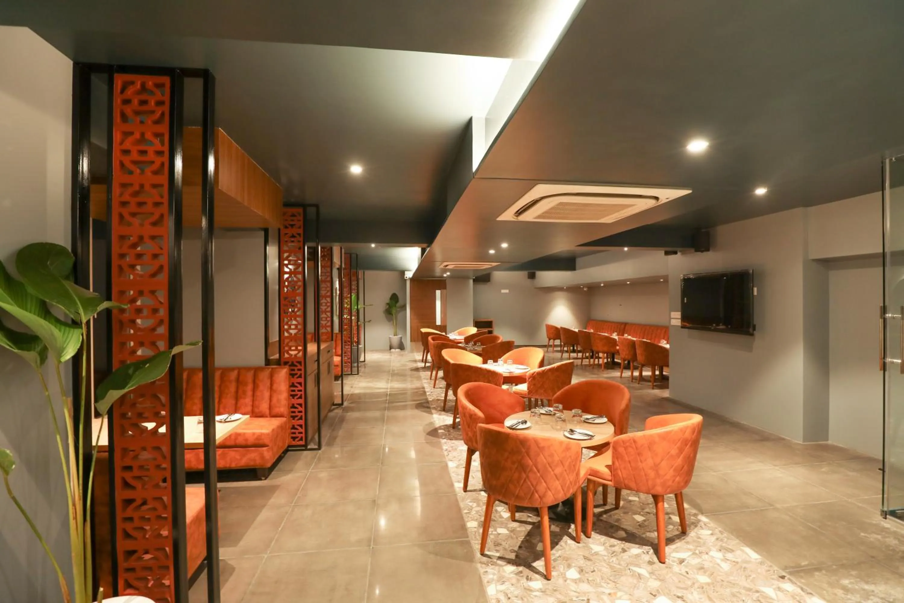 Restaurant/places to eat in Spree Hotel Aurangabad