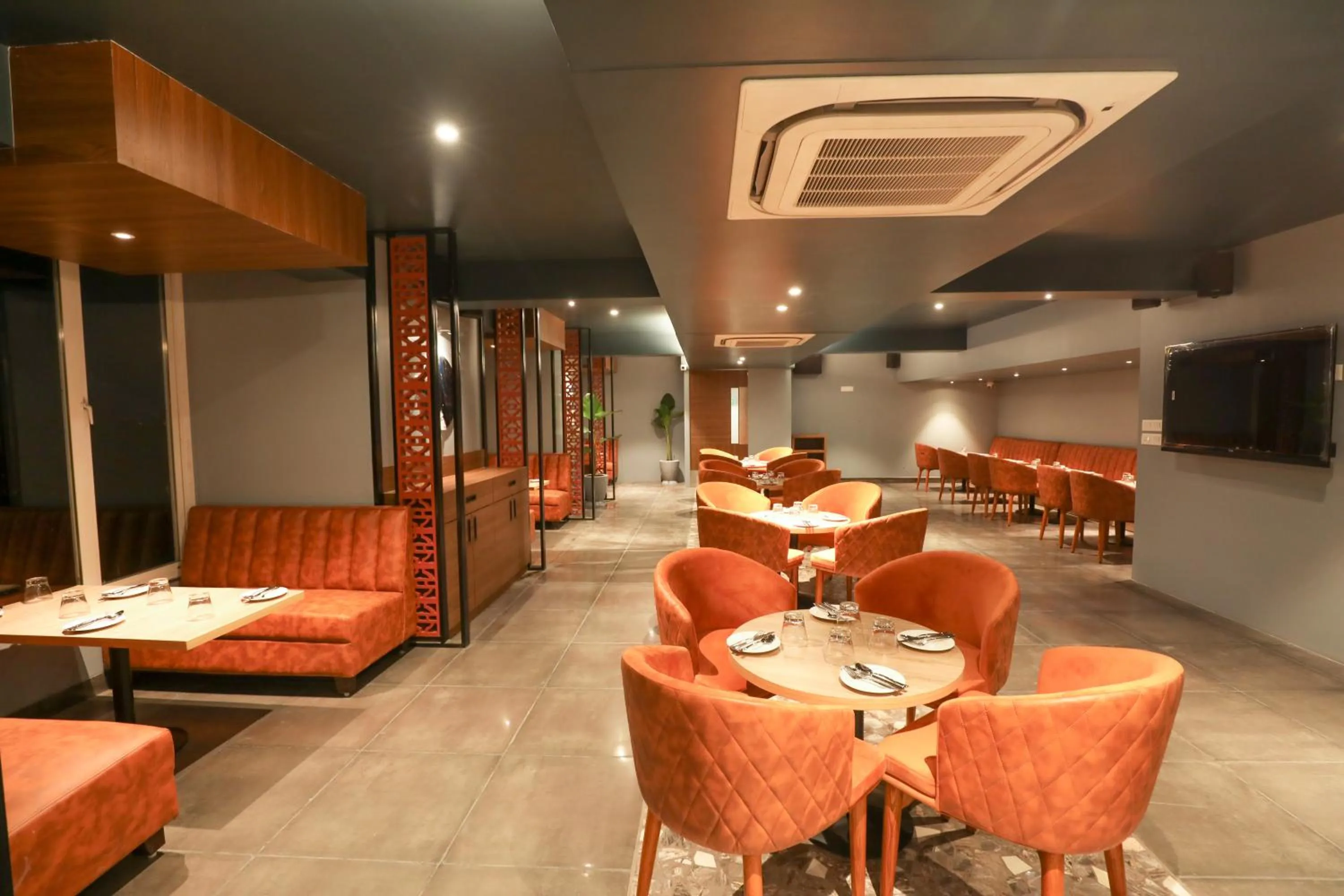Restaurant/places to eat in Spree Hotel Aurangabad