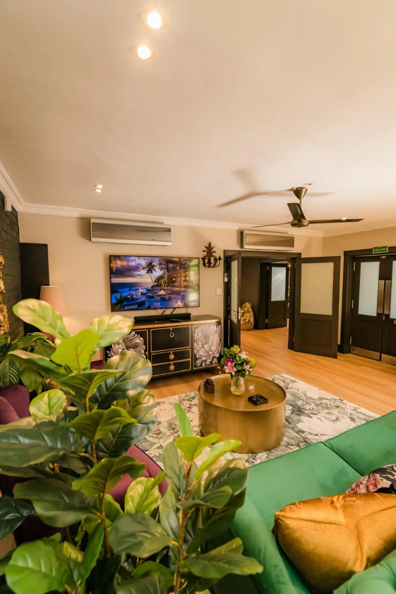 Lounge or bar in SW1 Lodge