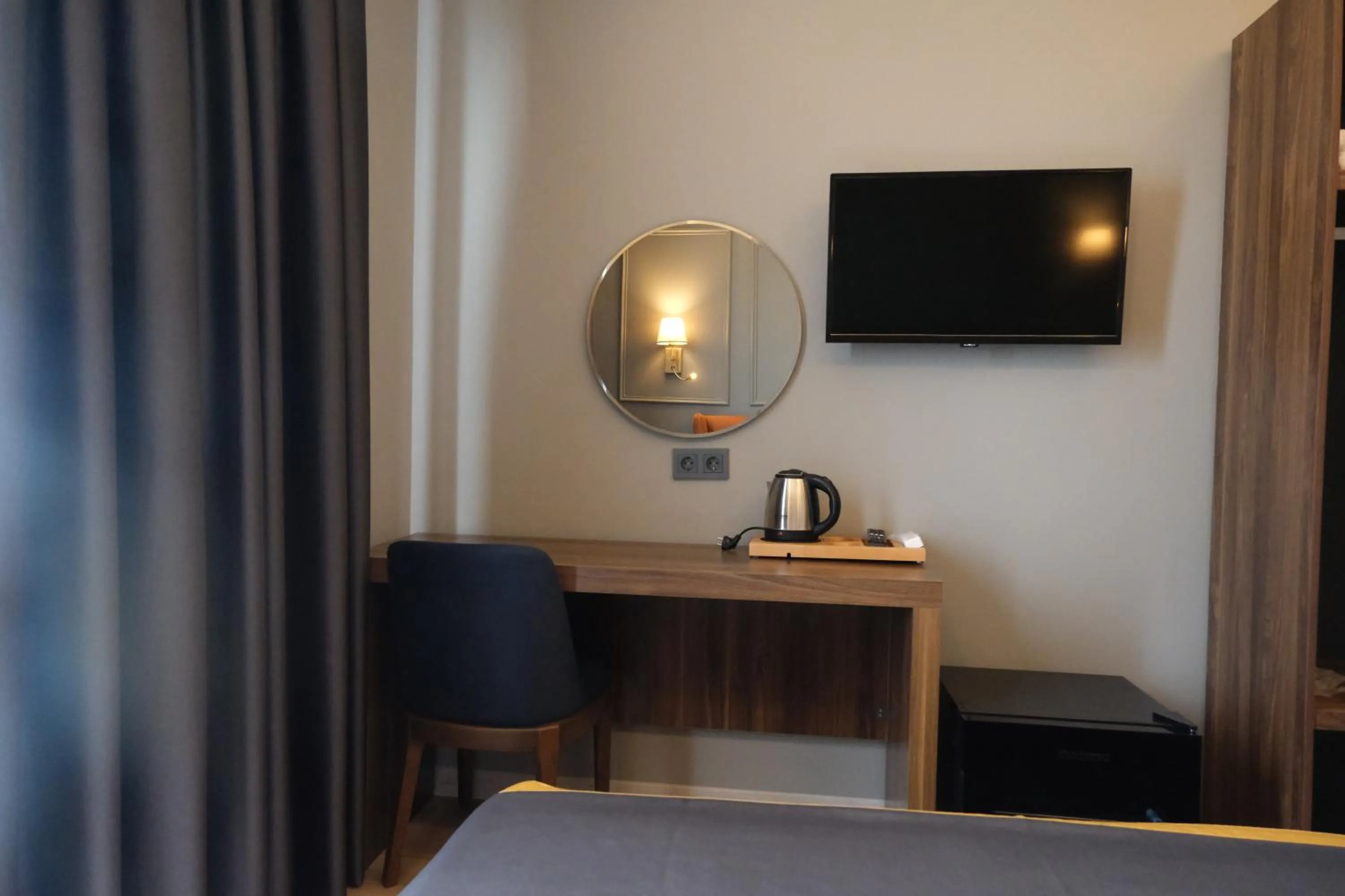 Communal lounge/ TV room, Bed in The Pearl Airport Hotel