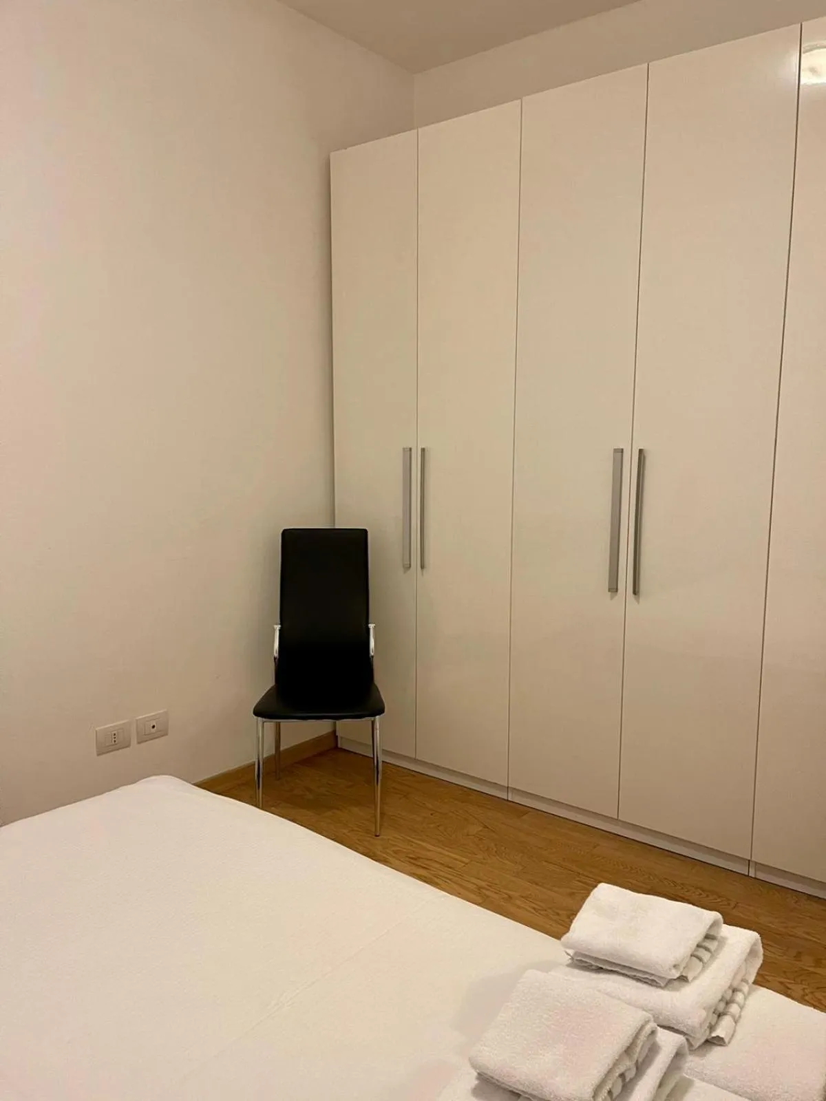 Bedroom, Bed in Easy Milano - Rooms and Apartments Navigli