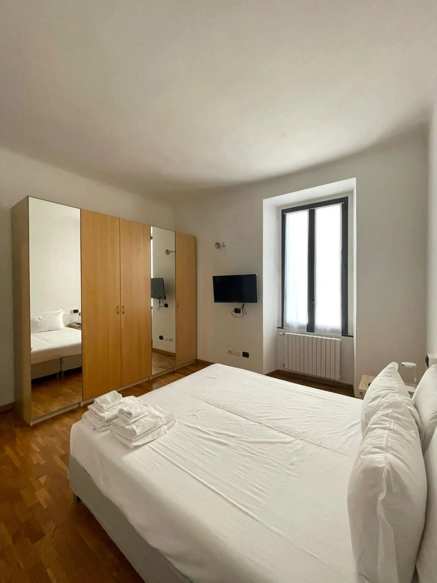 Bedroom, Bed in Easy Milano - Rooms and Apartments Navigli