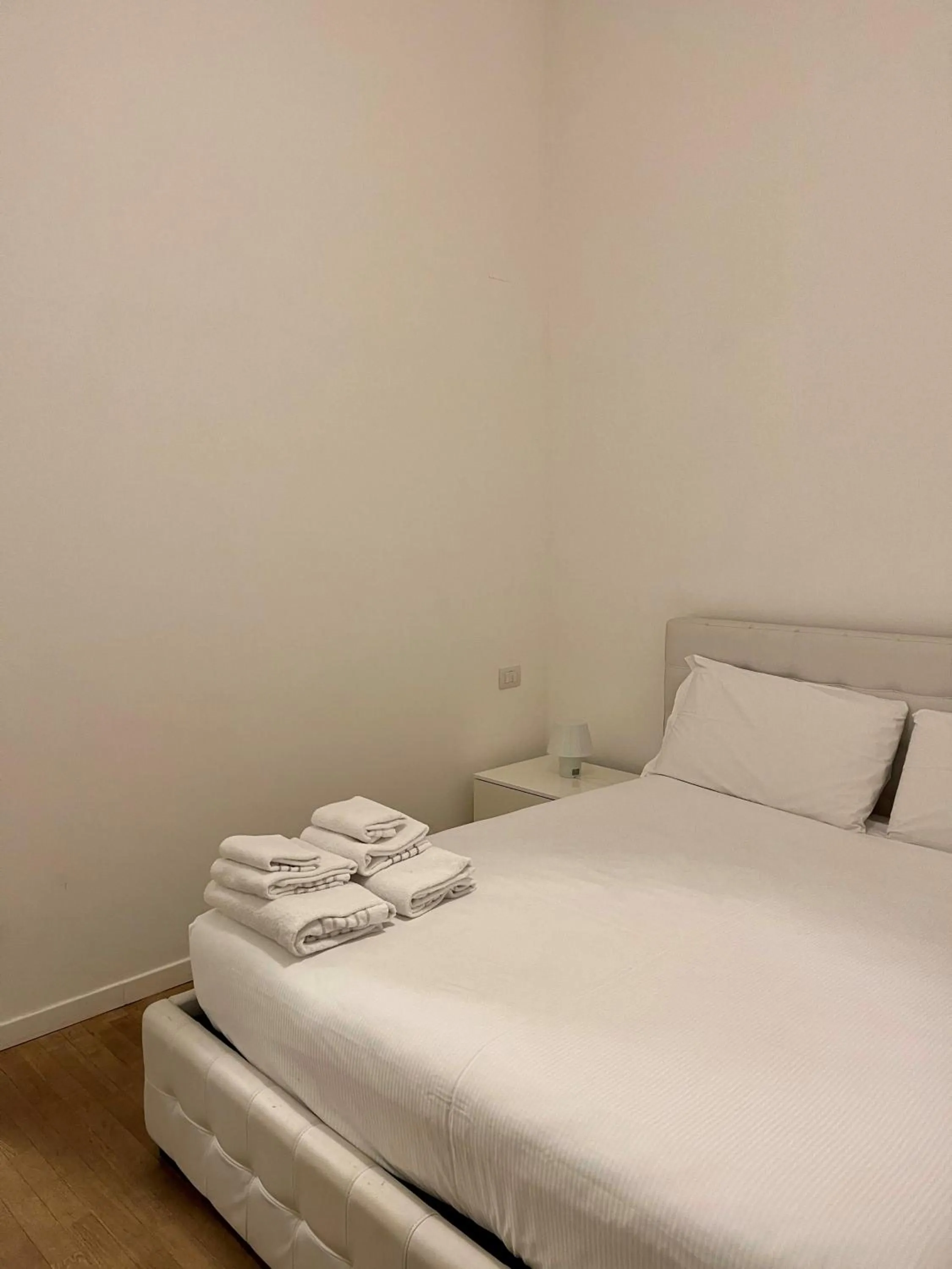 Bedroom, Bed in Easy Milano - Rooms and Apartments Navigli