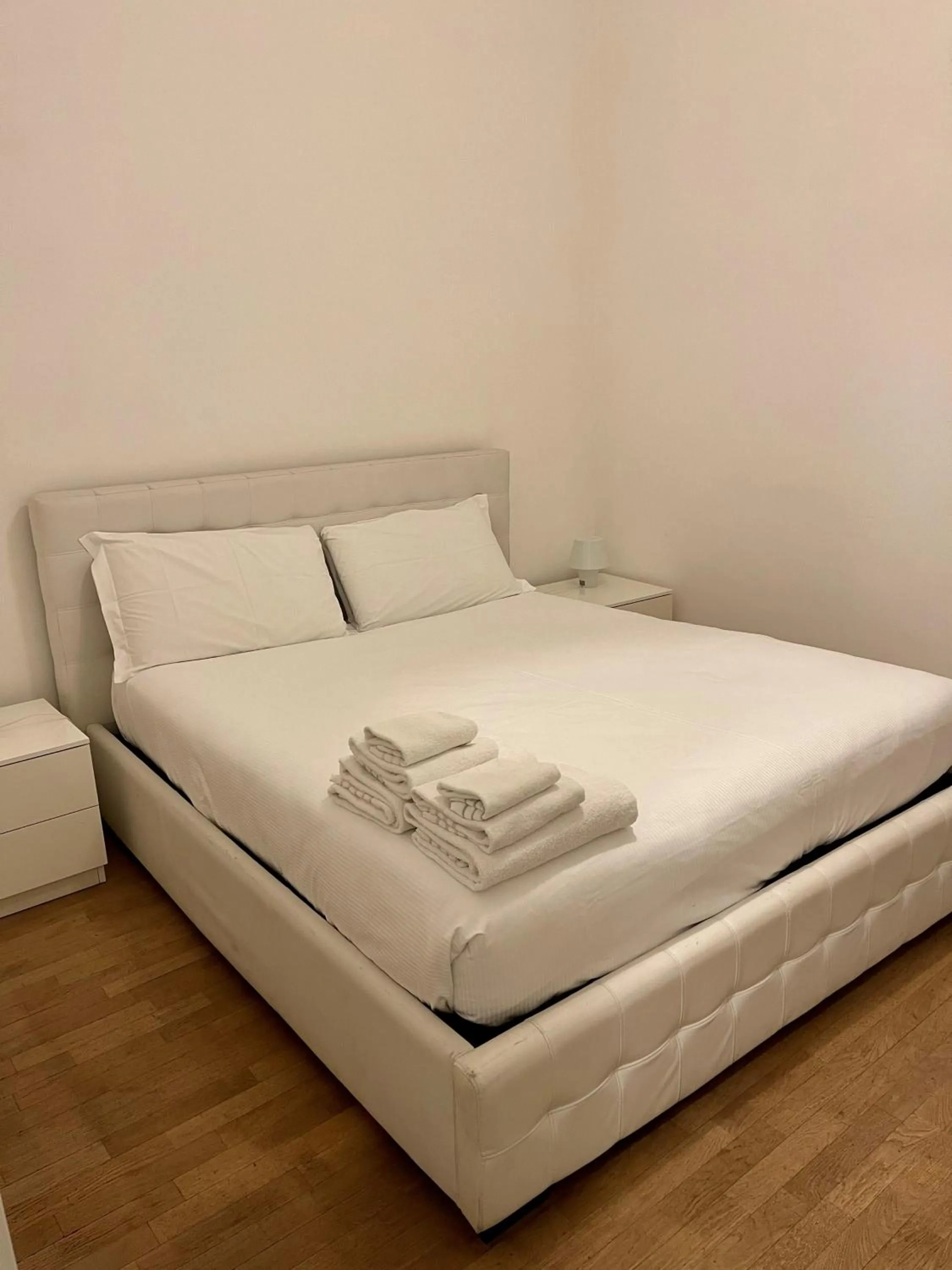 Bedroom, Bed in Easy Milano - Rooms and Apartments Navigli