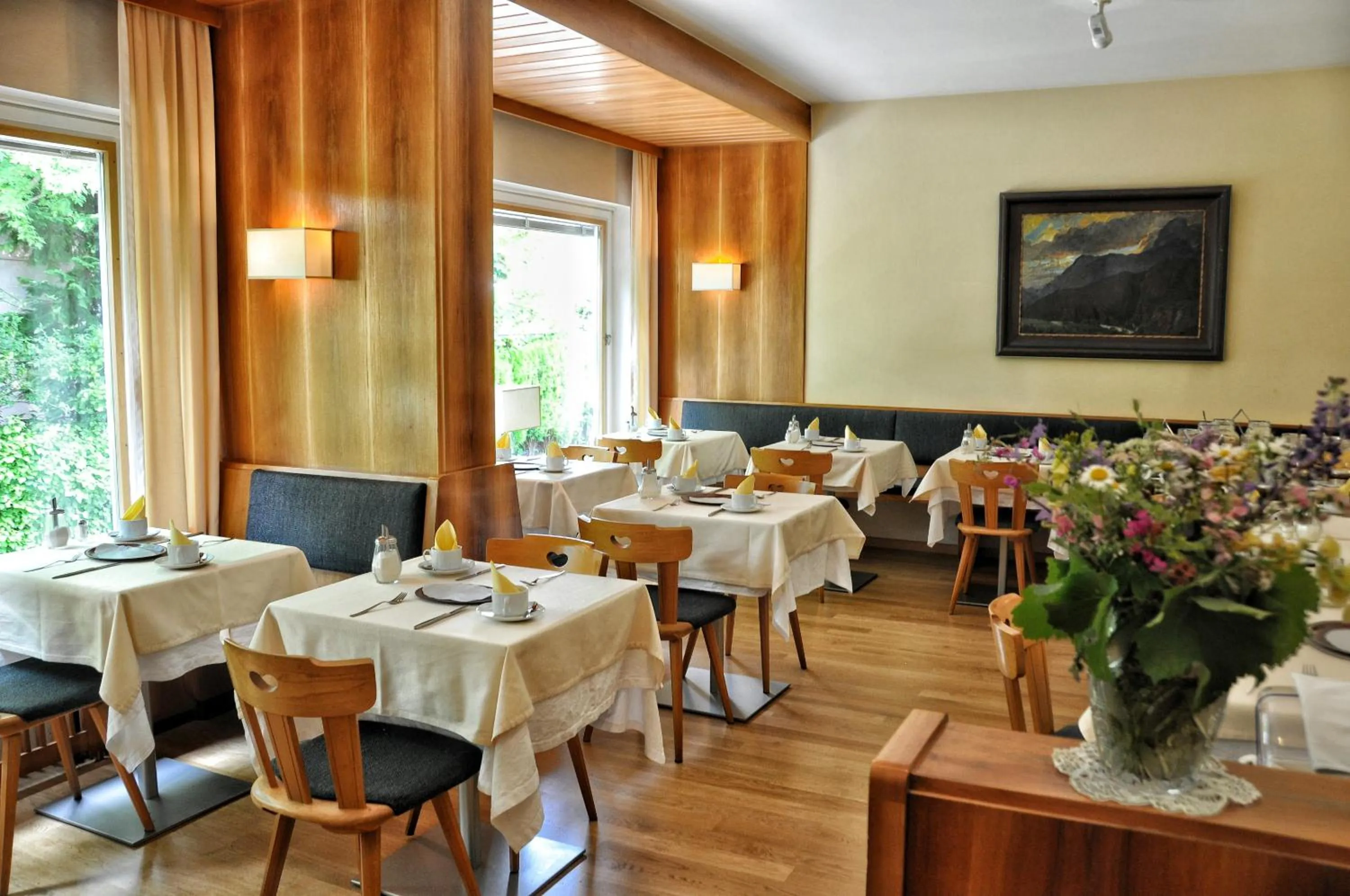 Restaurant/places to eat in Hotel Zima