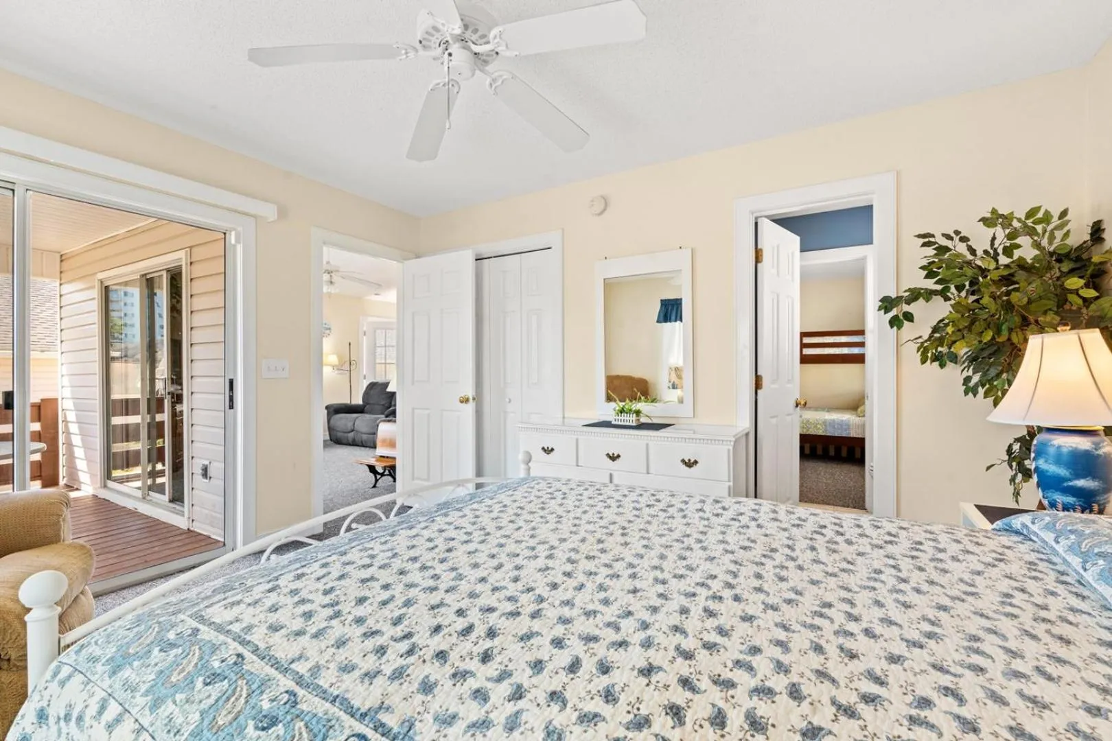 Bed in Ocean Green Cottage 9632