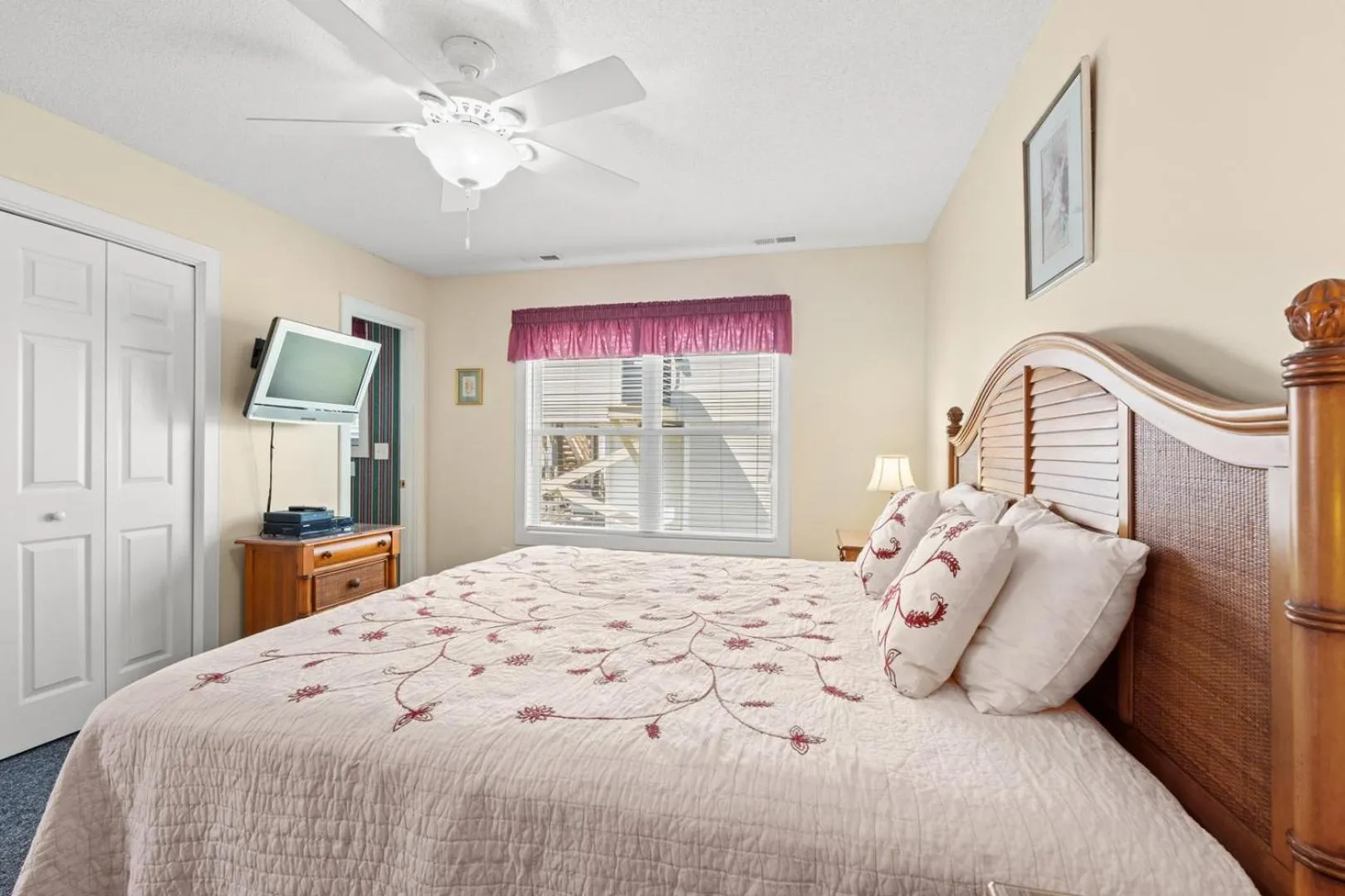 Bed in Ocean Green Cottage 9632