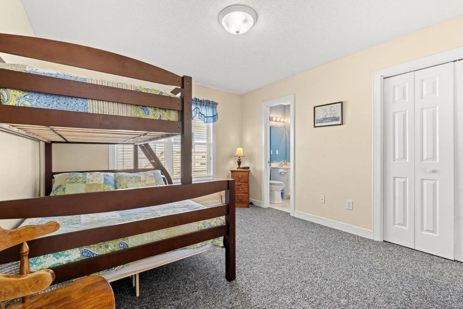 Bed in Ocean Green Cottage 9632