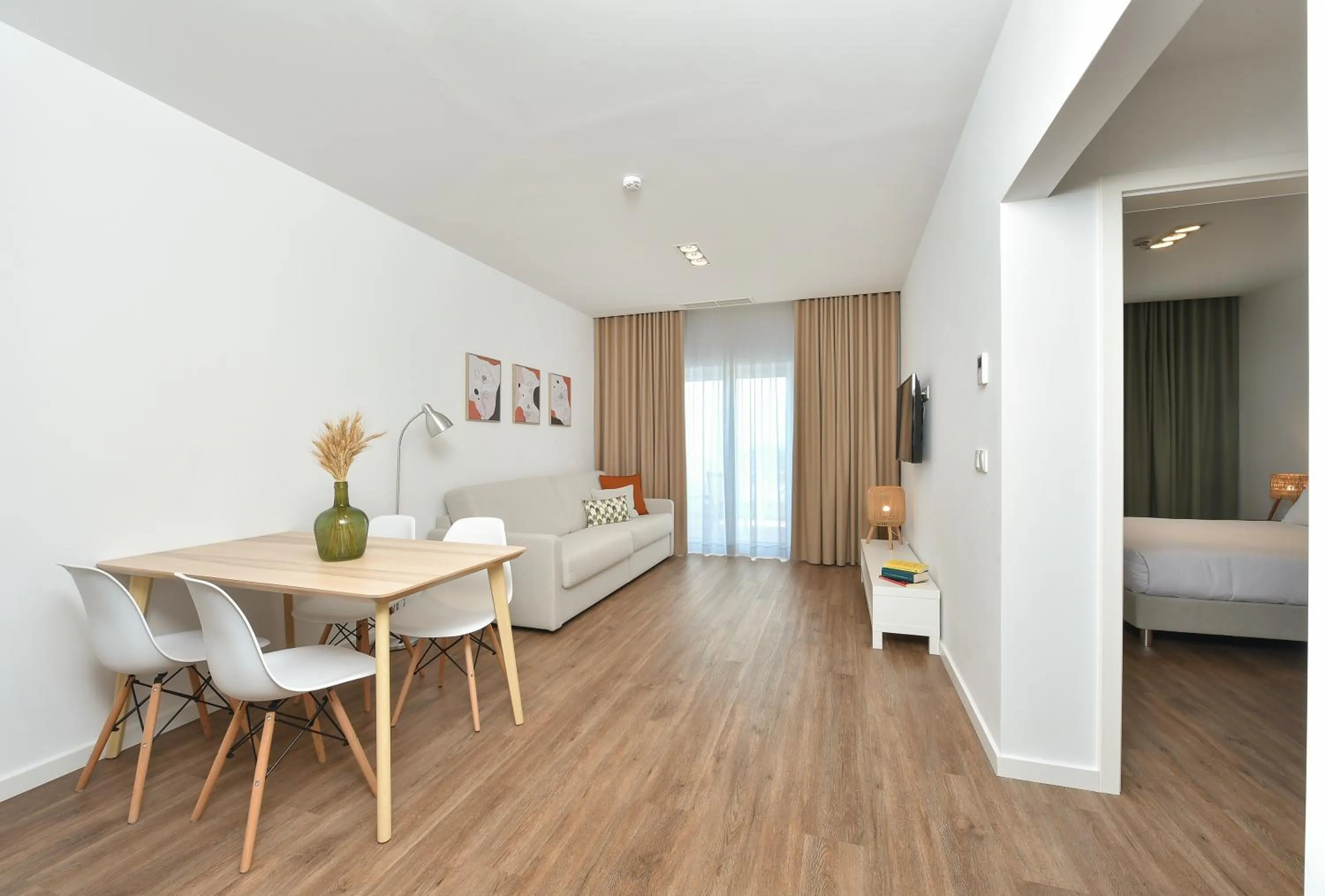 Communal lounge/ TV room, Bed in Serpa Hotel