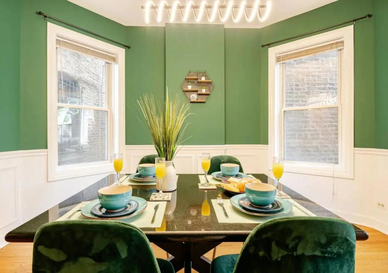 Seating area in 2 Bed Apt w/ Office, Free Parking, Near Wrigley