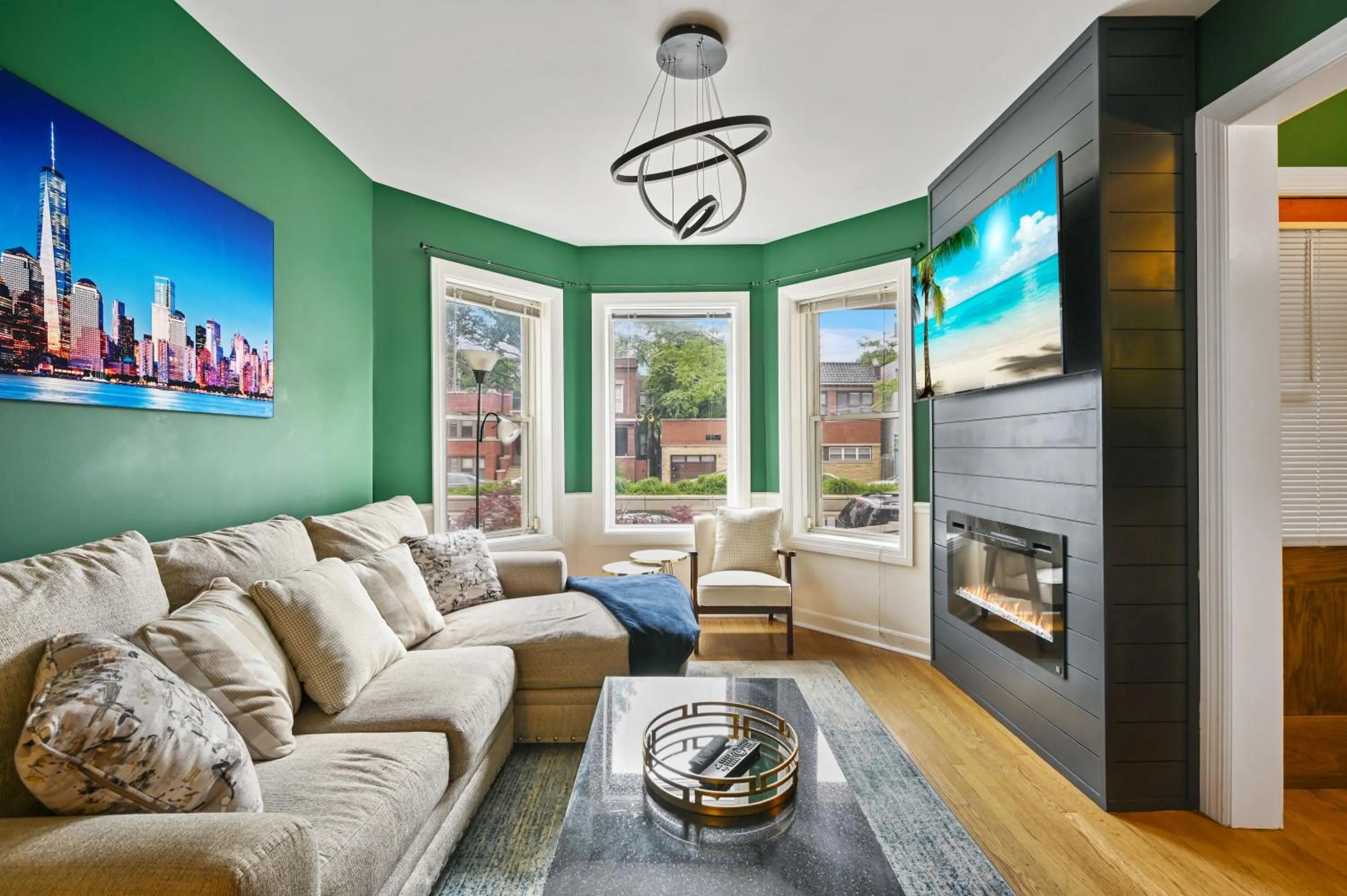 Communal lounge/ TV room in 2 Bed Apt w/ Office, Free Parking, Near Wrigley