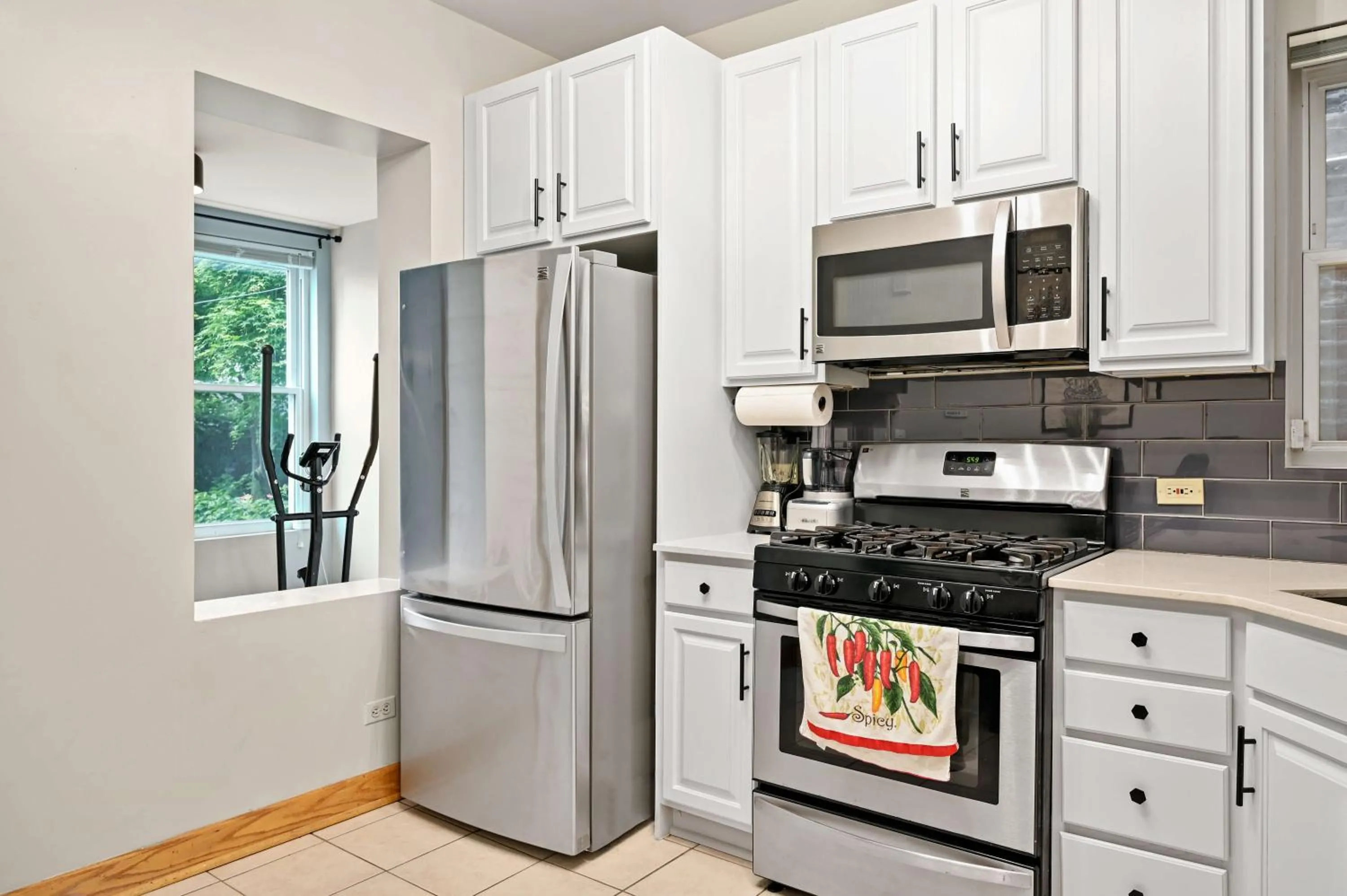 Kitchen or kitchenette in 2 Bed Apt w/ Office, Free Parking, Near Wrigley
