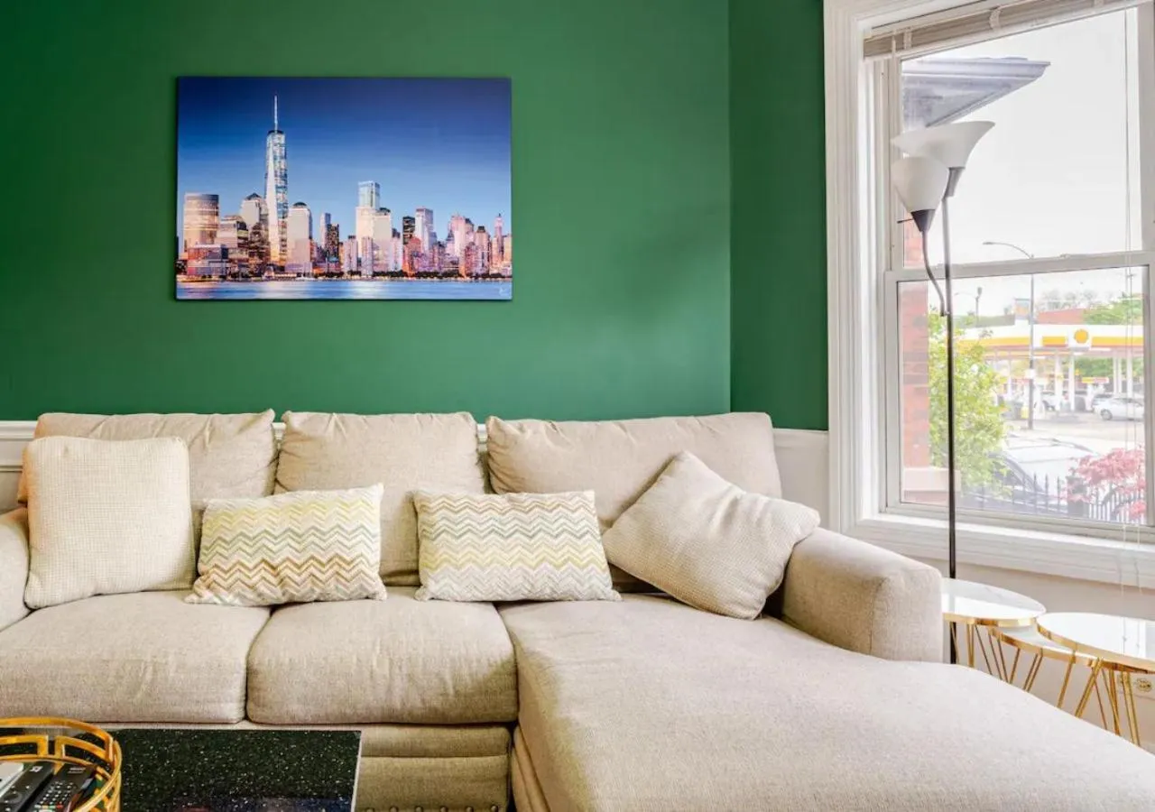 Living room in 2 Bed Apt w/ Office, Free Parking, Near Wrigley