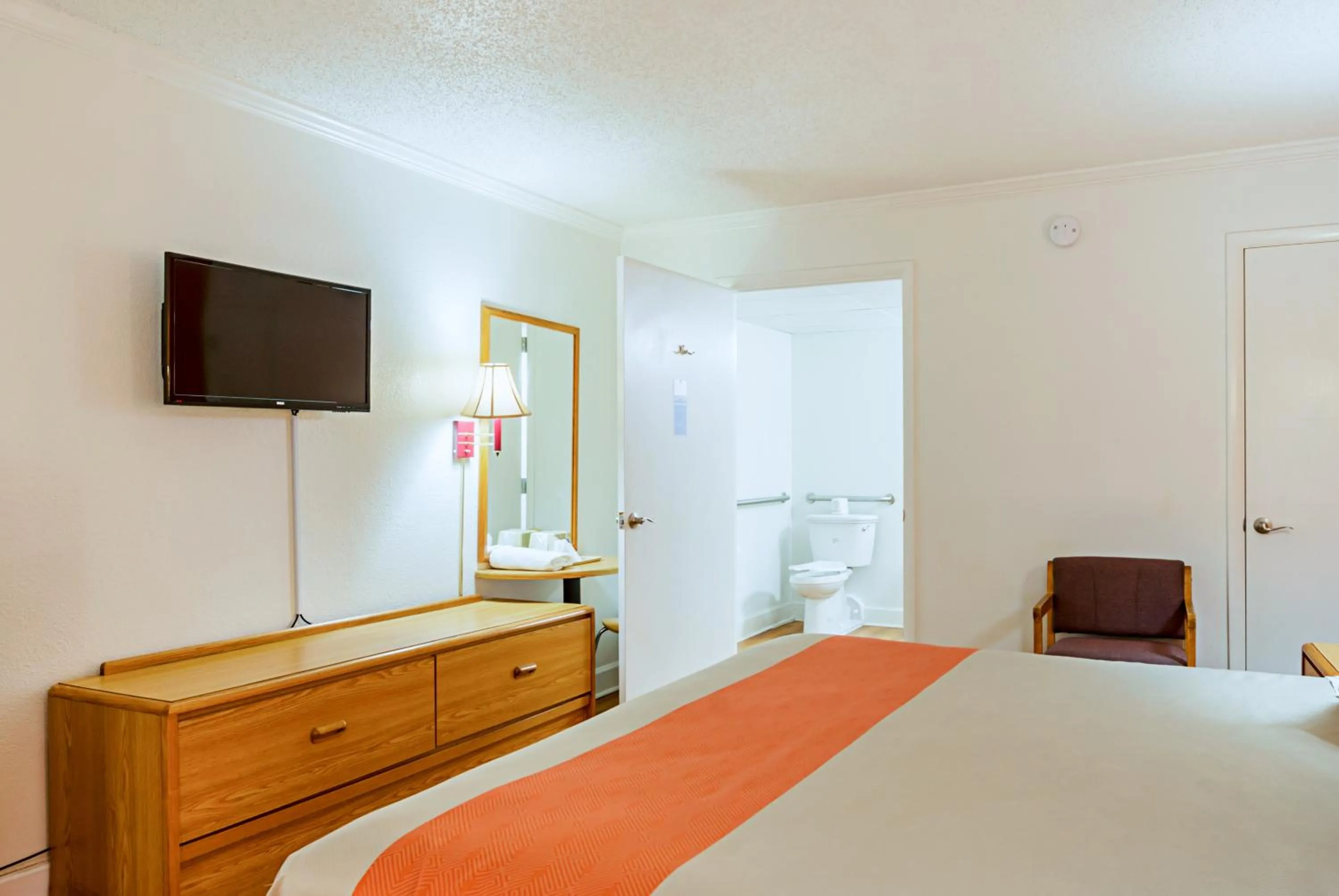 Bedroom, Bed in Motel 6-Perry, GA