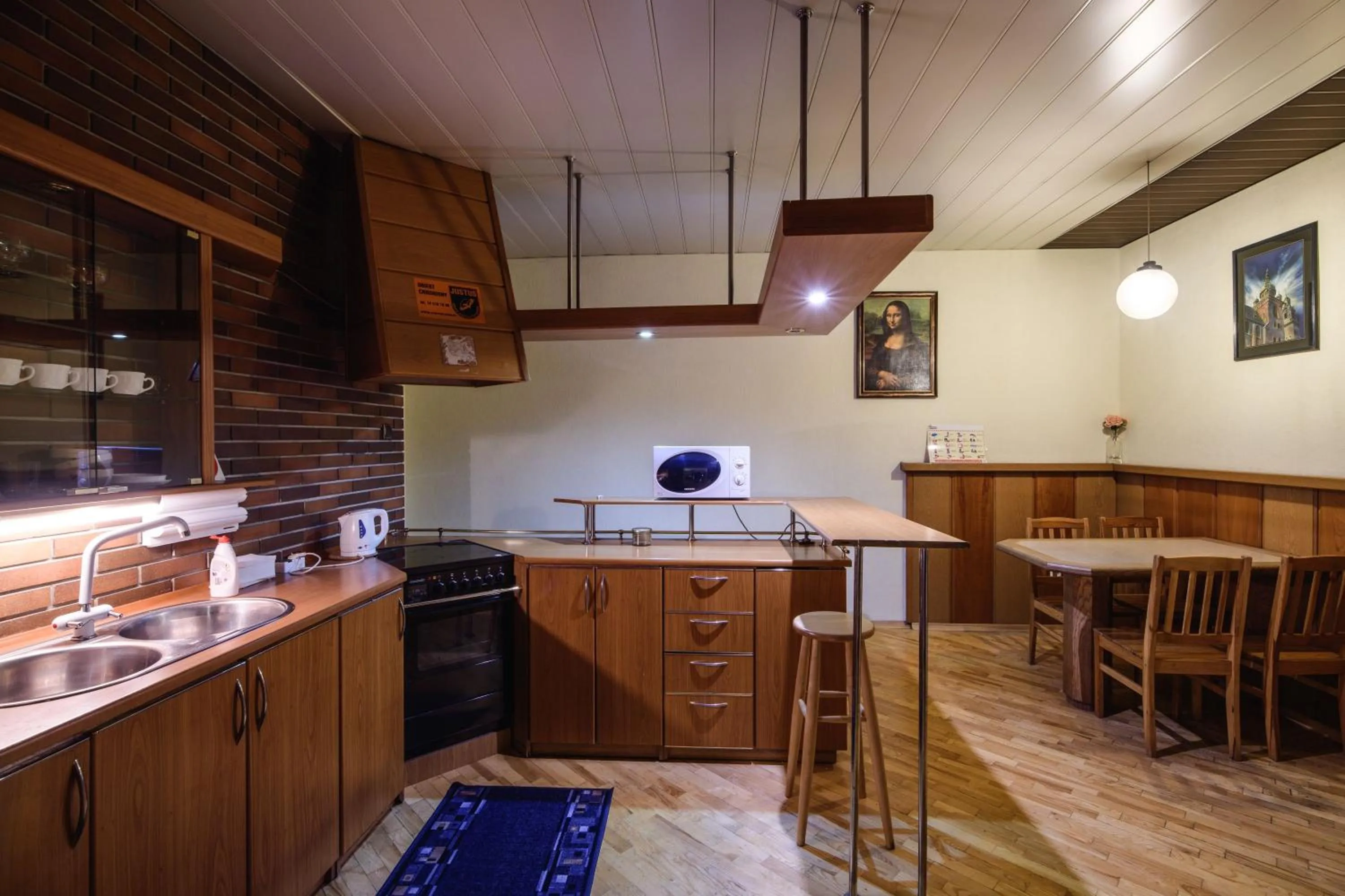 Communal kitchen in Golden Lion Guest Rooms Szewska 19