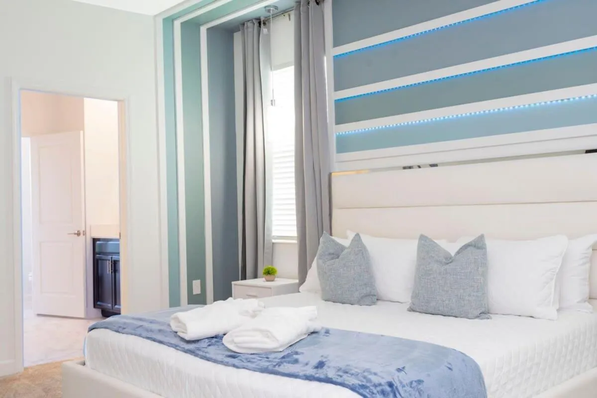 Bed in Joyful 8Bd Single Family w Pool @Champions Gate 9262