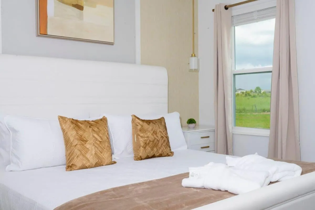 Bed in Joyful 8Bd Single Family w Pool @Champions Gate 9262