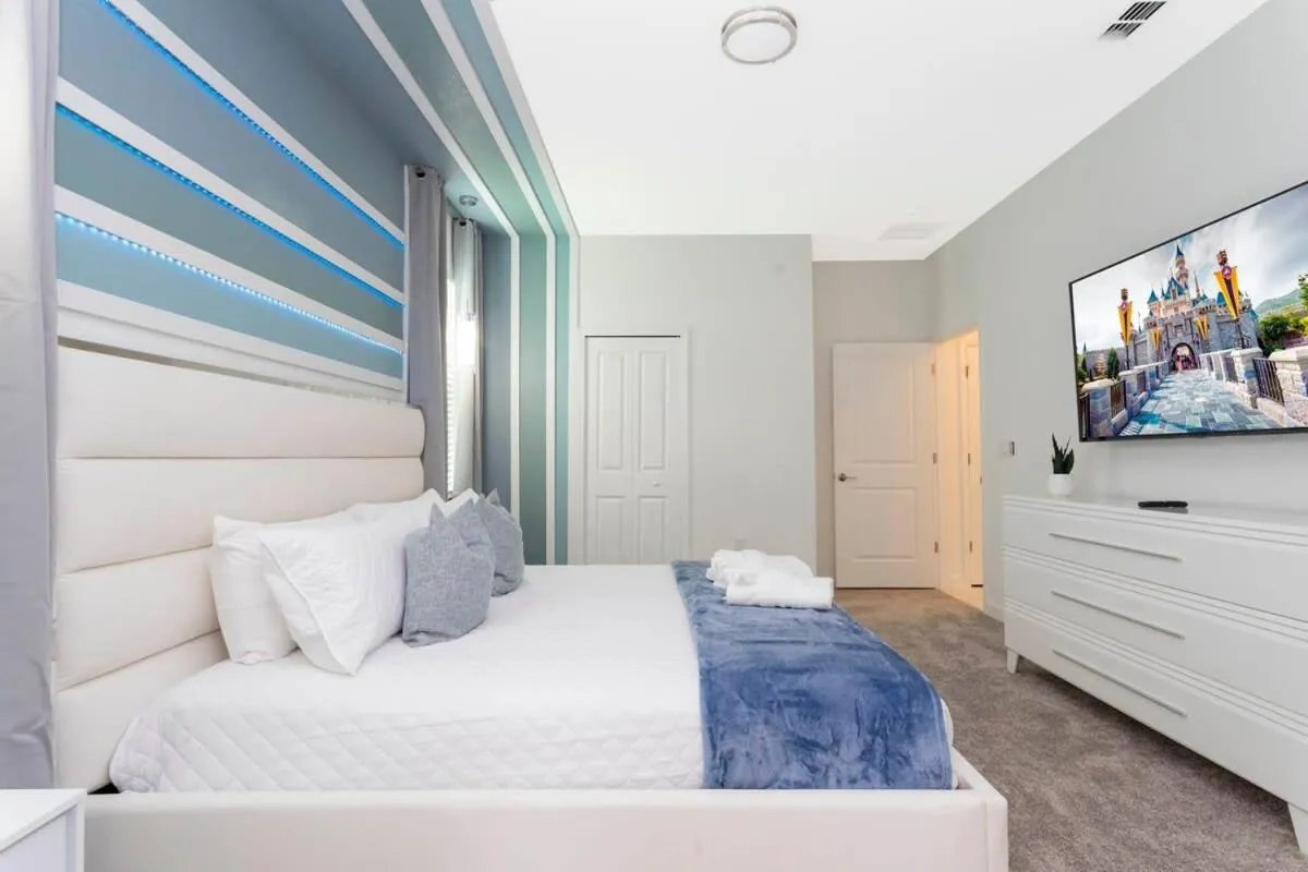 Bed in Joyful 8Bd Single Family w Pool @Champions Gate 9262