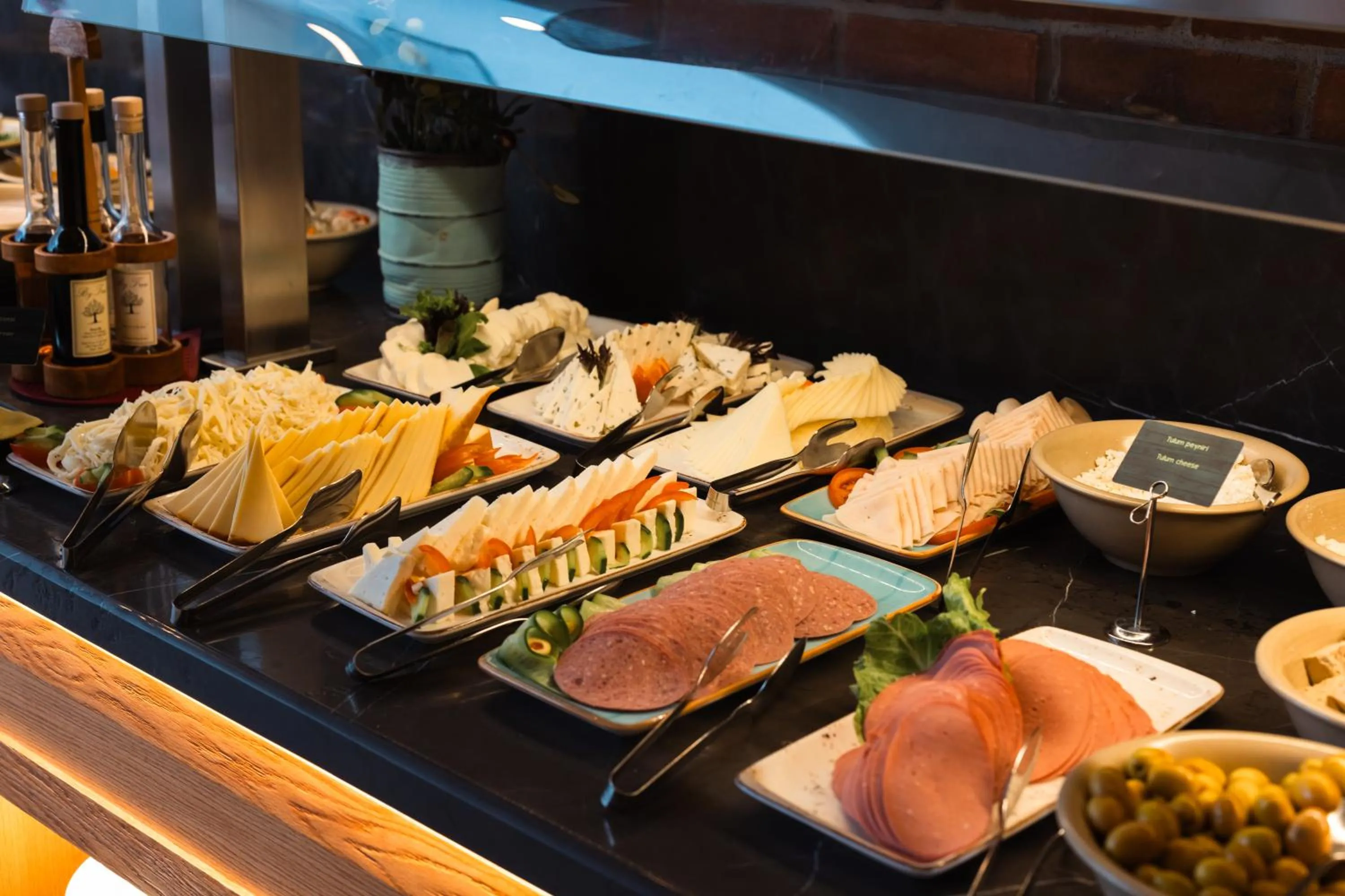 Restaurant/places to eat in WOW Airport Hotel