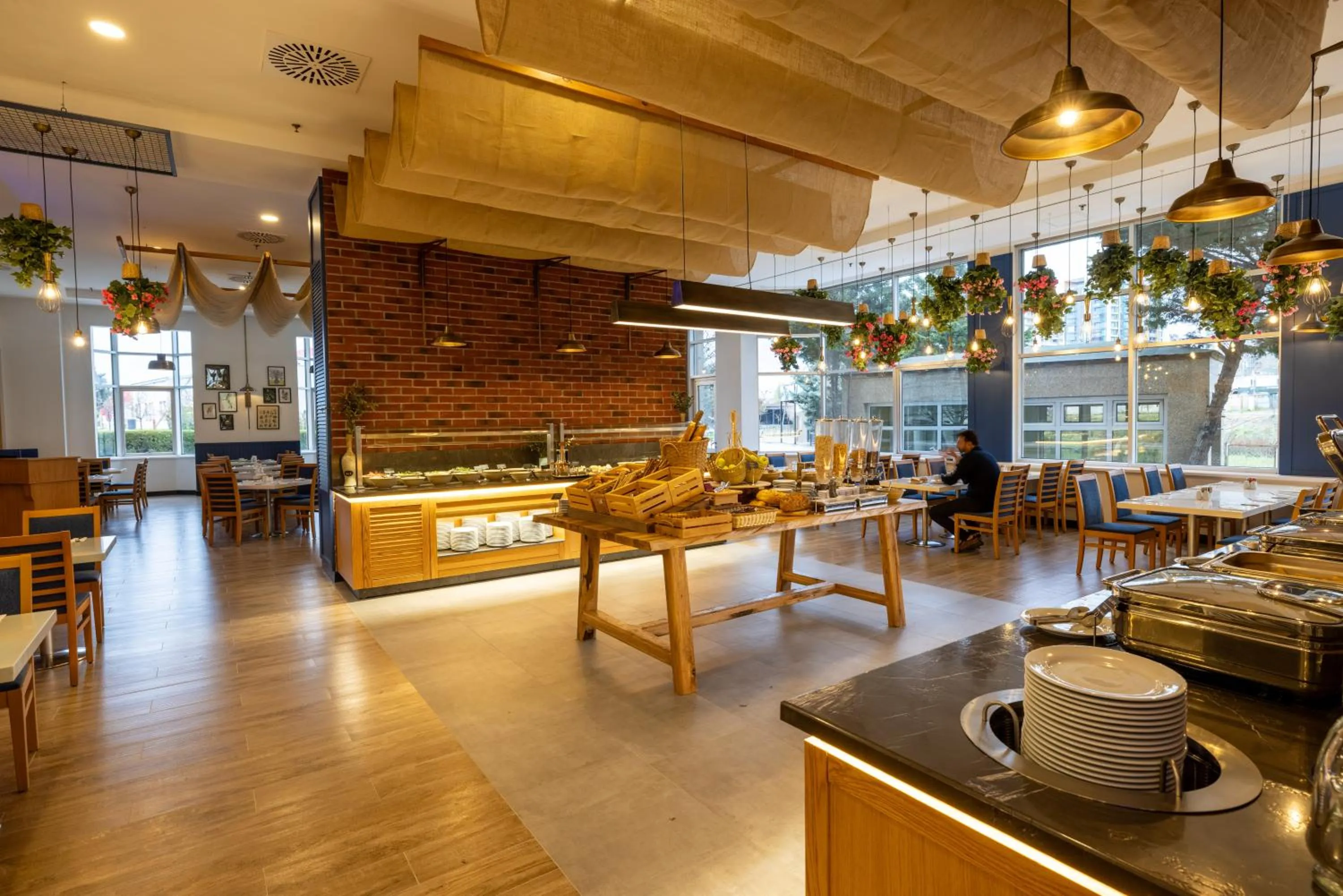 Restaurant/places to eat in WOW Airport Hotel