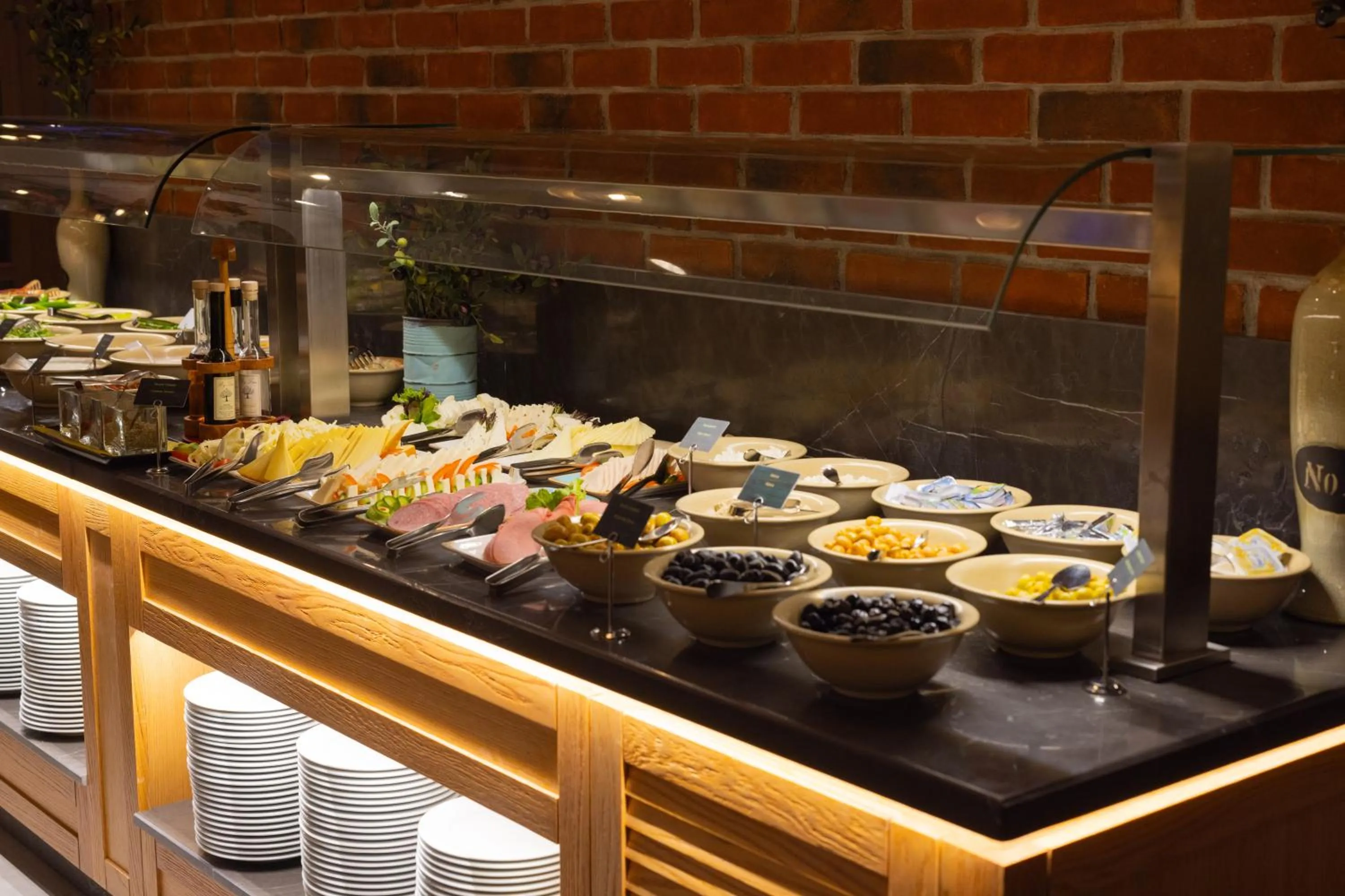 Restaurant/places to eat in WOW Airport Hotel