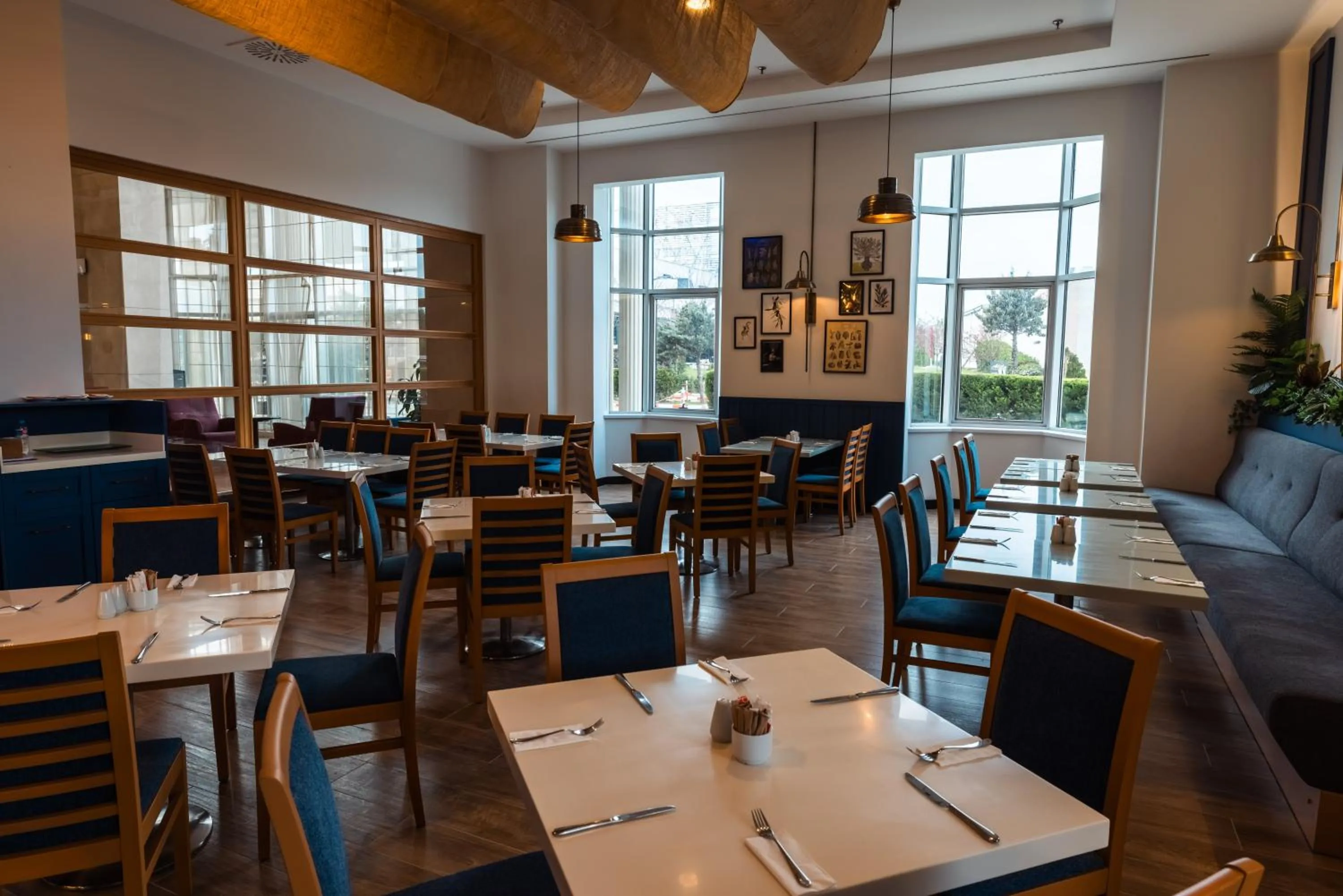 Restaurant/places to eat in WOW Airport Hotel