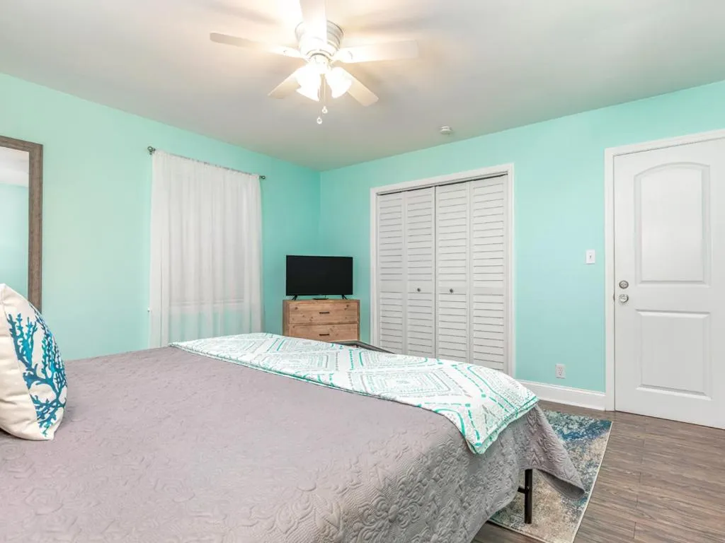 Bed in Castaway Cottage