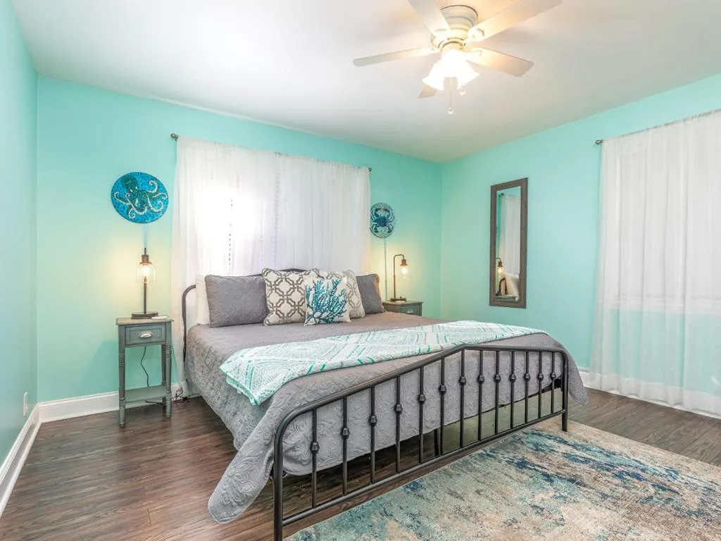 Bed in Castaway Cottage