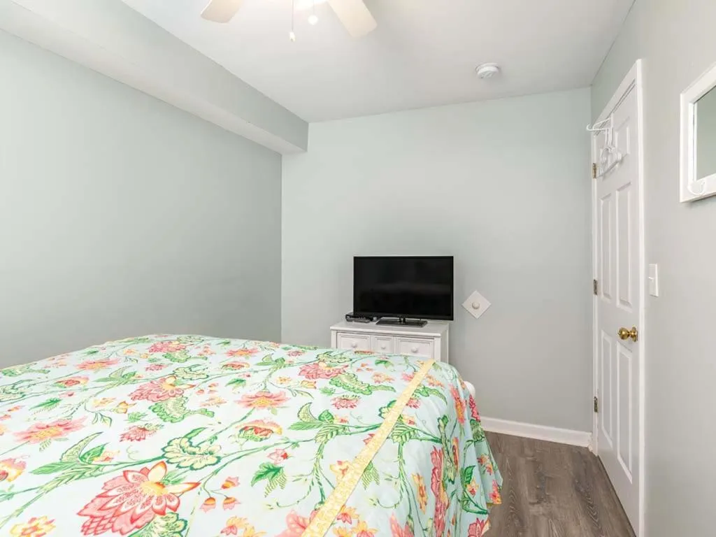 Bed in Summer Winds 528