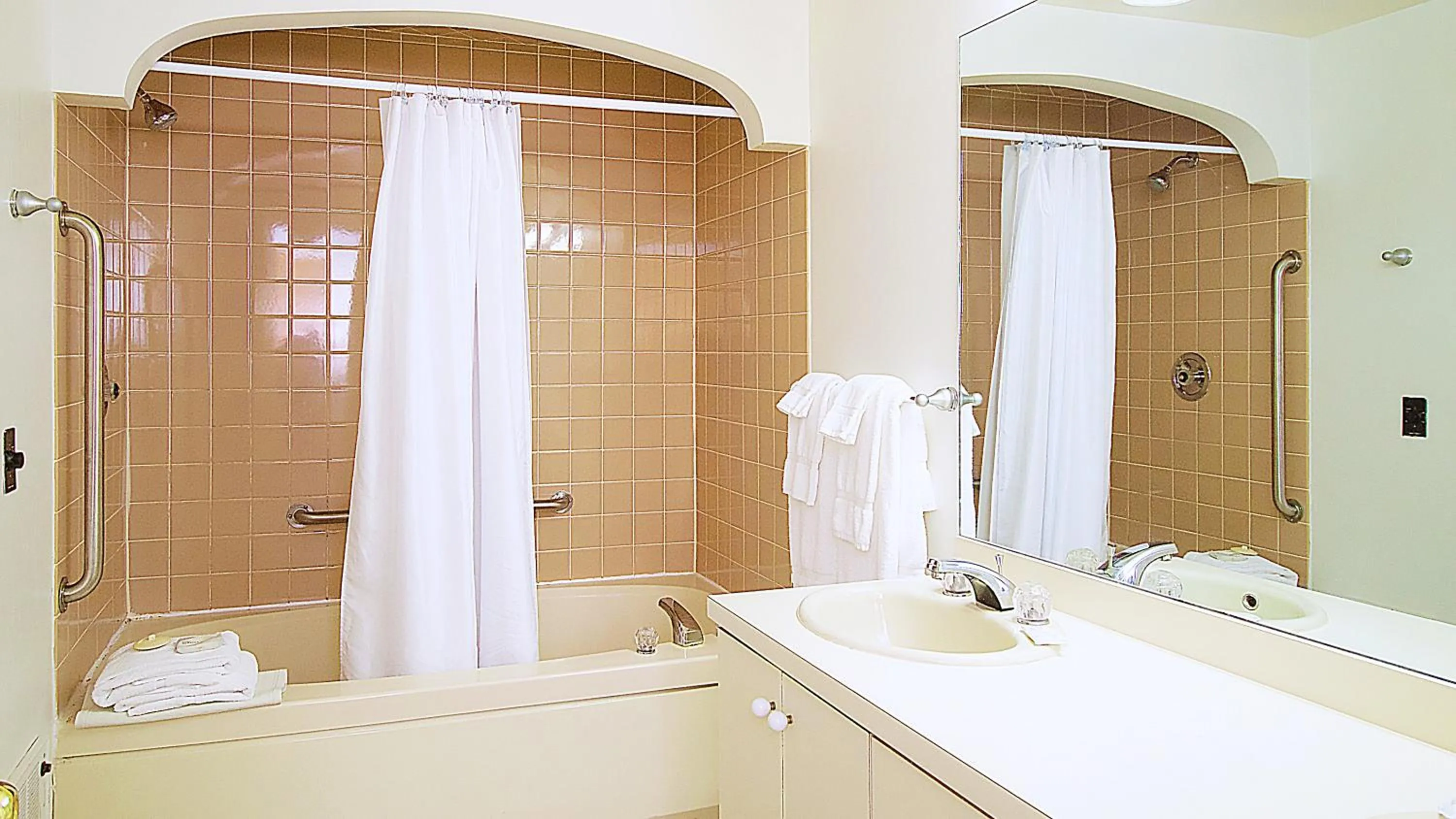 Bathroom in The Ponds at Foxhollow