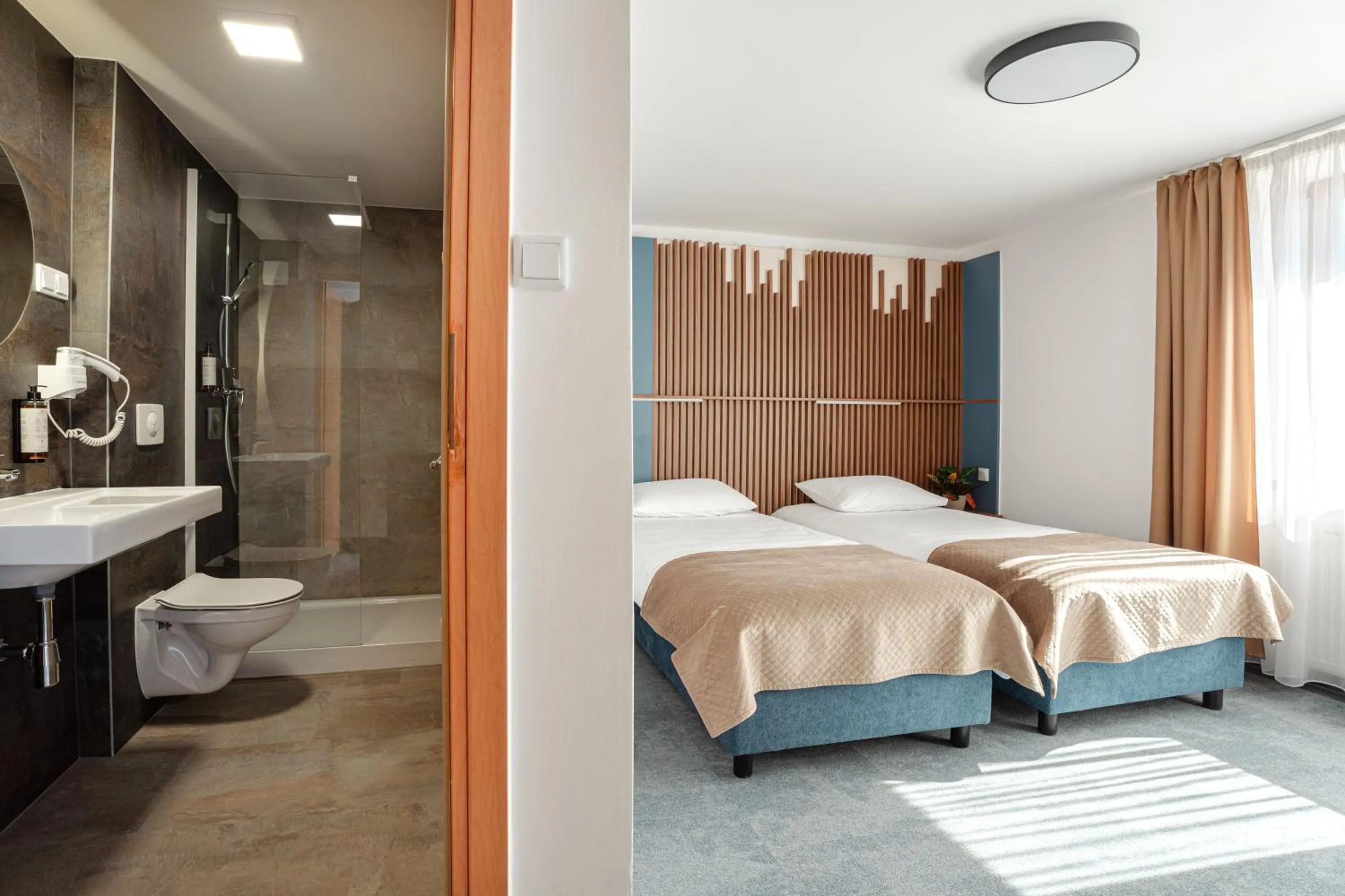 Shower, Bed in Hotel Solny