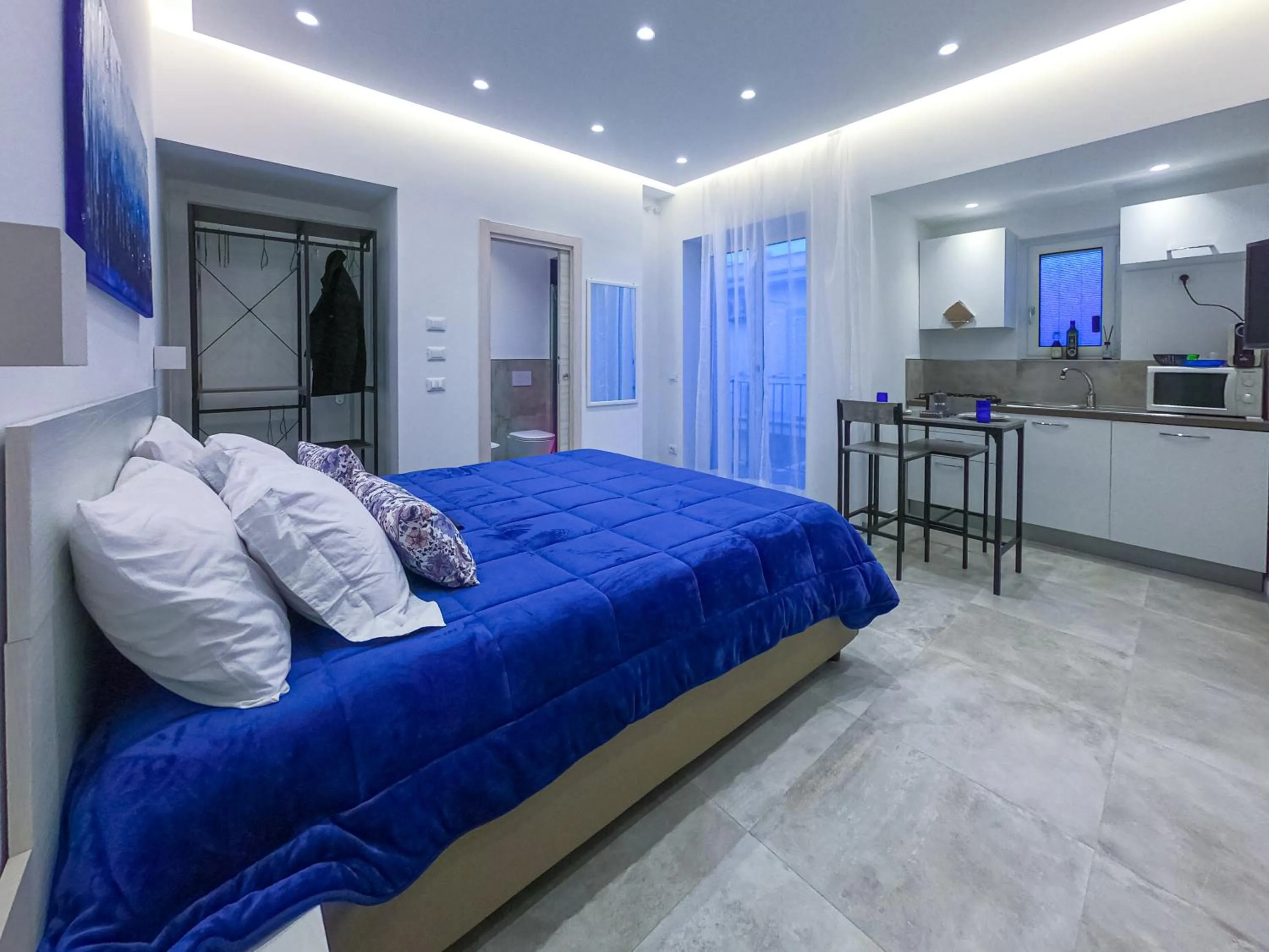 Kitchen or kitchenette, Bed in Delphi Soggiorni Romantic Suites with Private Terrace - Ischia Porto