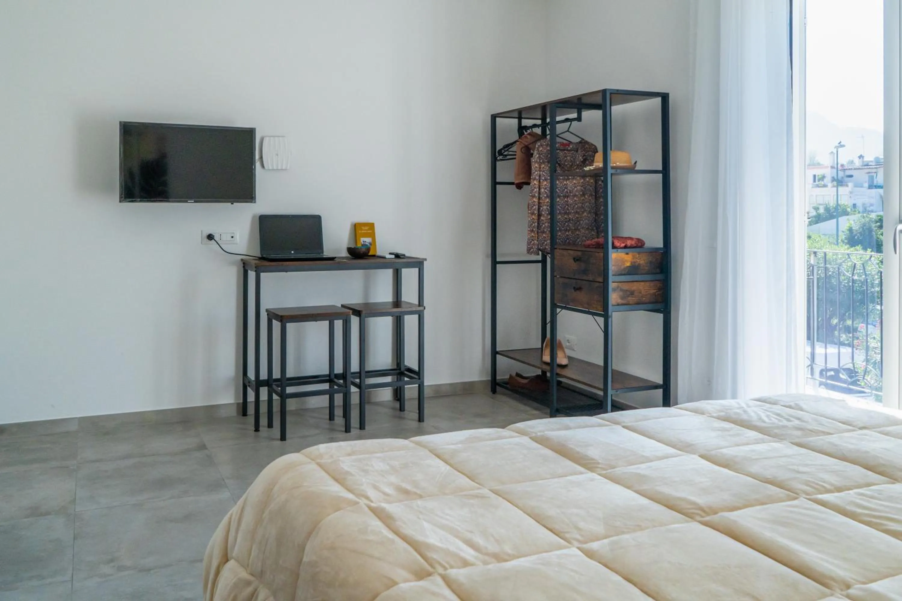 TV and multimedia, Bed in Delphi Soggiorni Romantic Suites with Private Terrace - Ischia Porto
