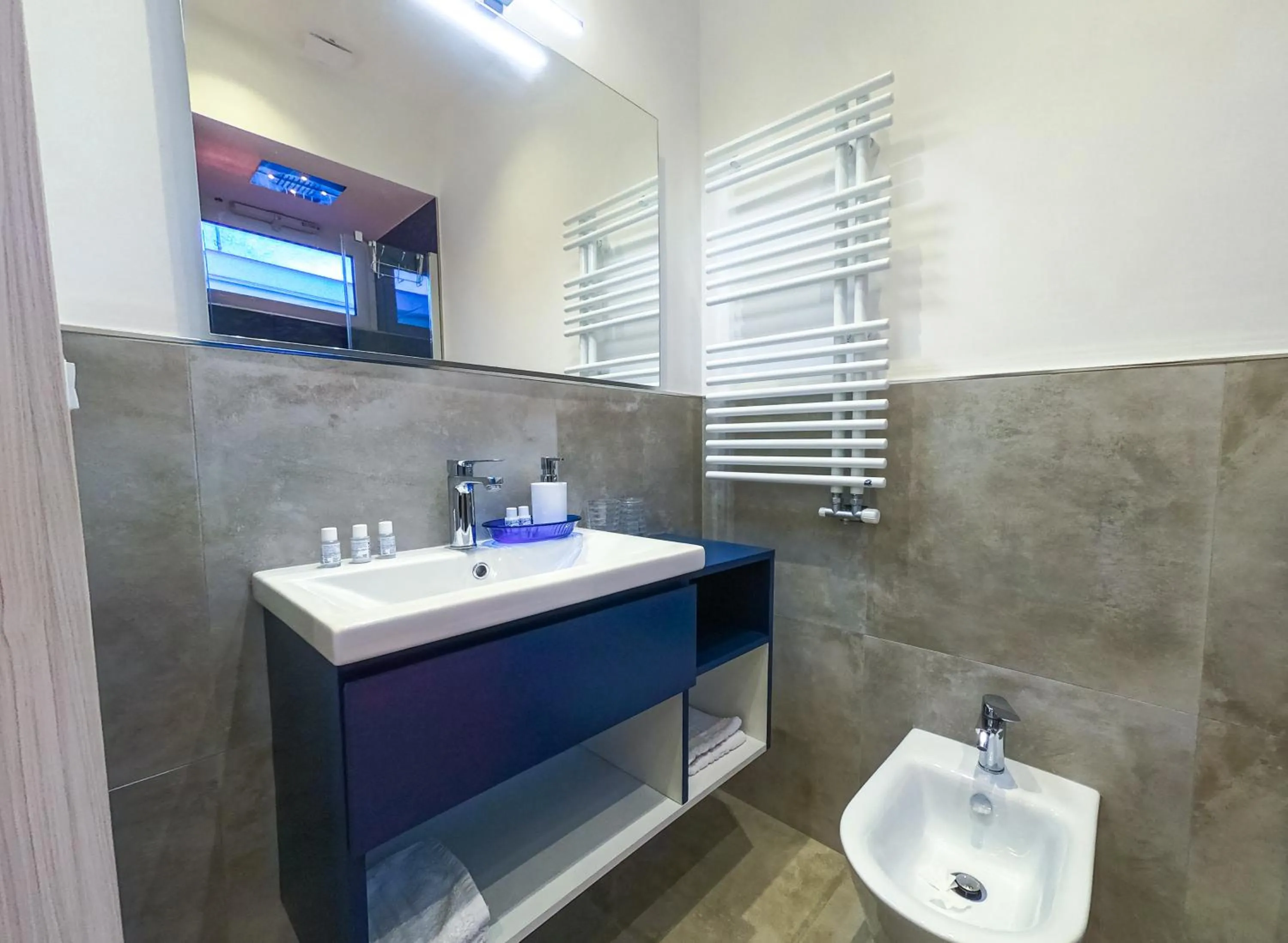 Bathroom in Delphi Soggiorni Romantic Suites with Private Terrace - Ischia Porto