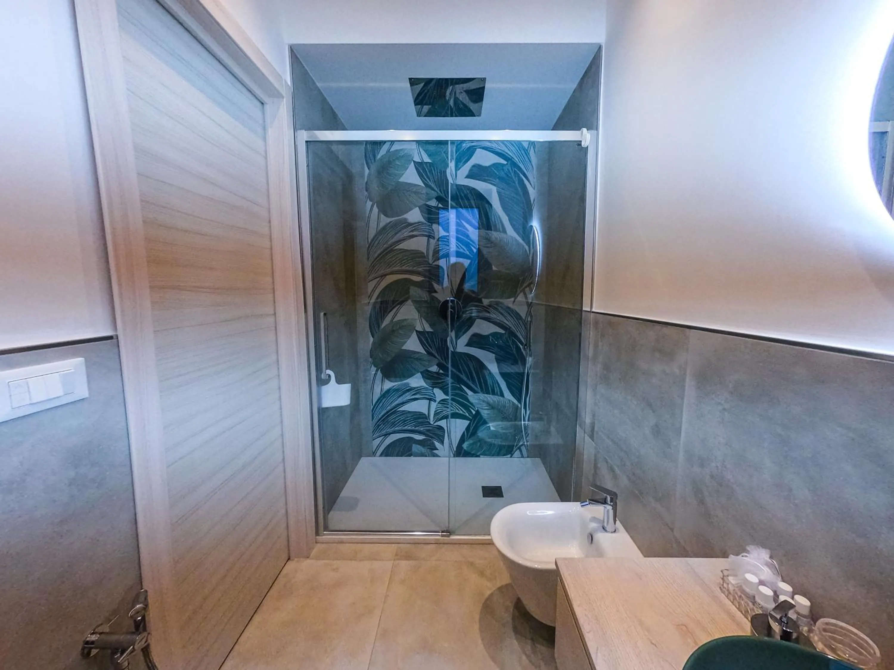 Shower in Delphi Soggiorni Romantic Suites with Private Terrace - Ischia Porto