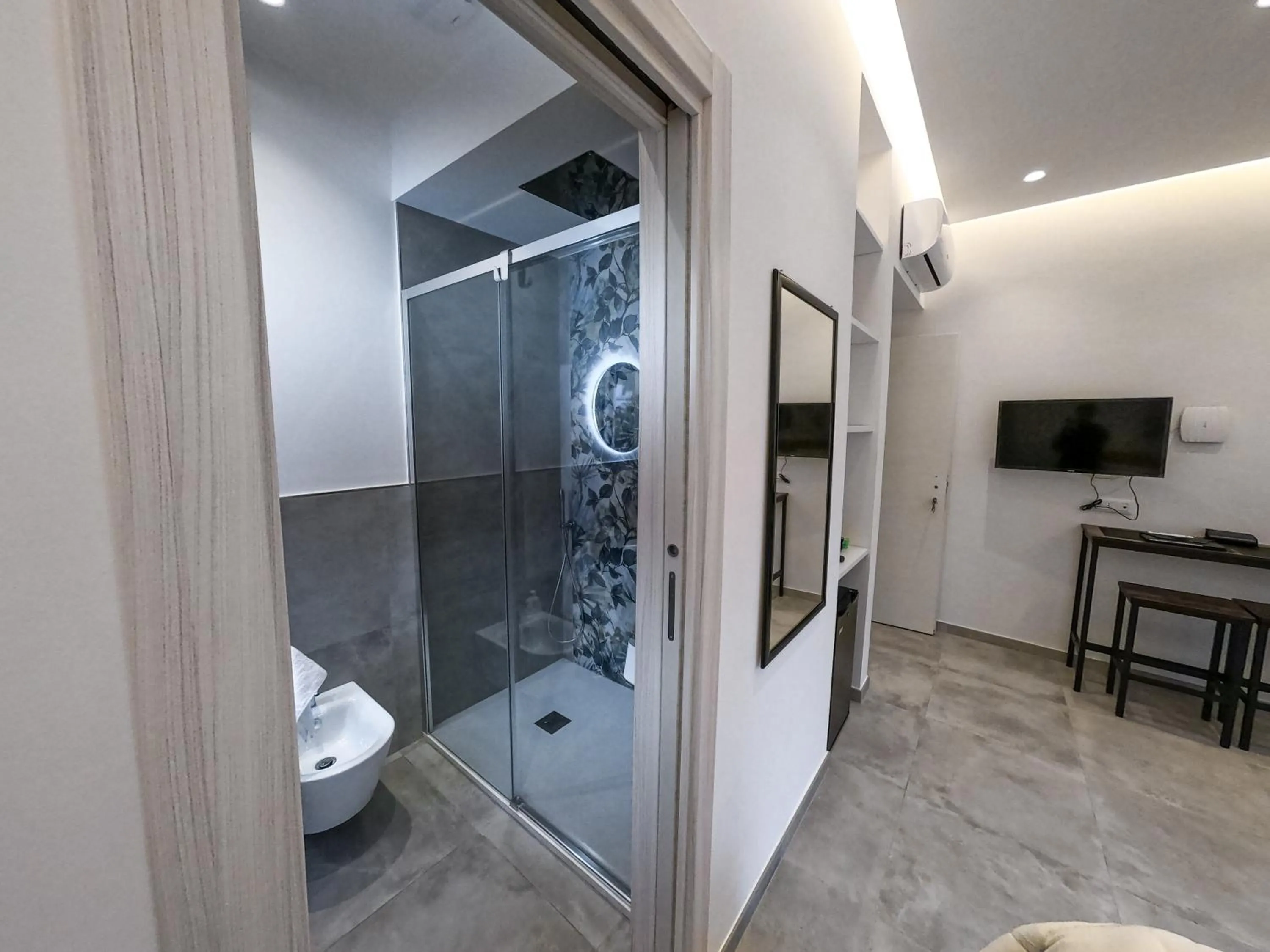 Shower in Delphi Soggiorni Romantic Suites with Private Terrace - Ischia Porto