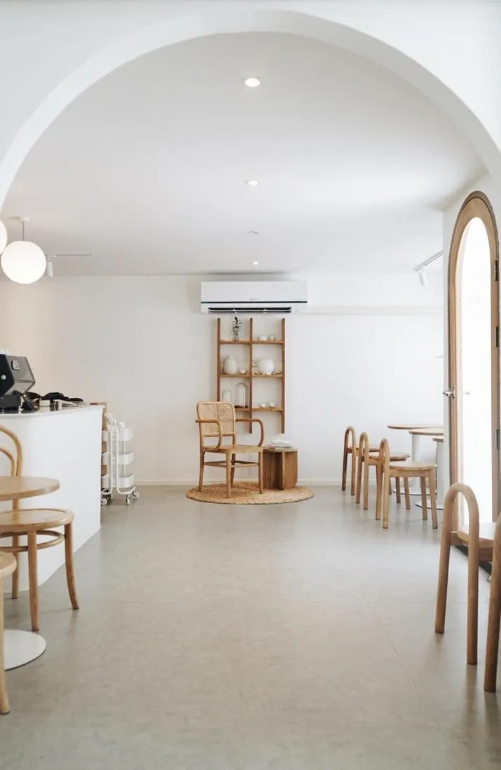 Restaurant/places to eat in Evergreen Cafe and Hotel