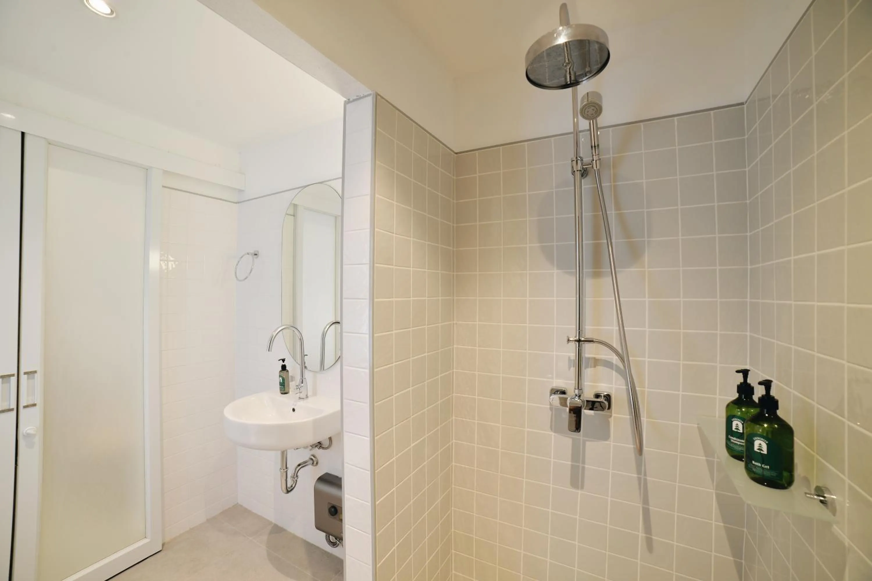 Shower in Evergreen Cafe and Hotel